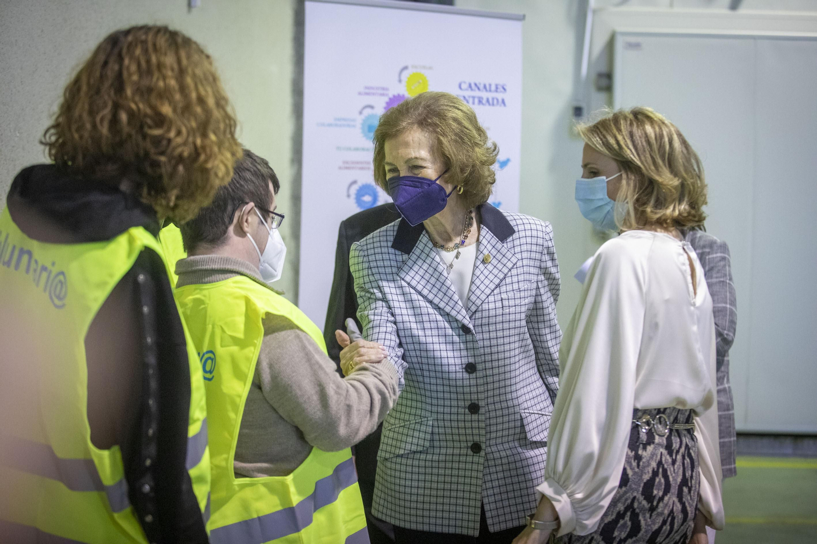 Imágenes de la visita de la Reina Sofía al Banco de Alimentos de Cádiz