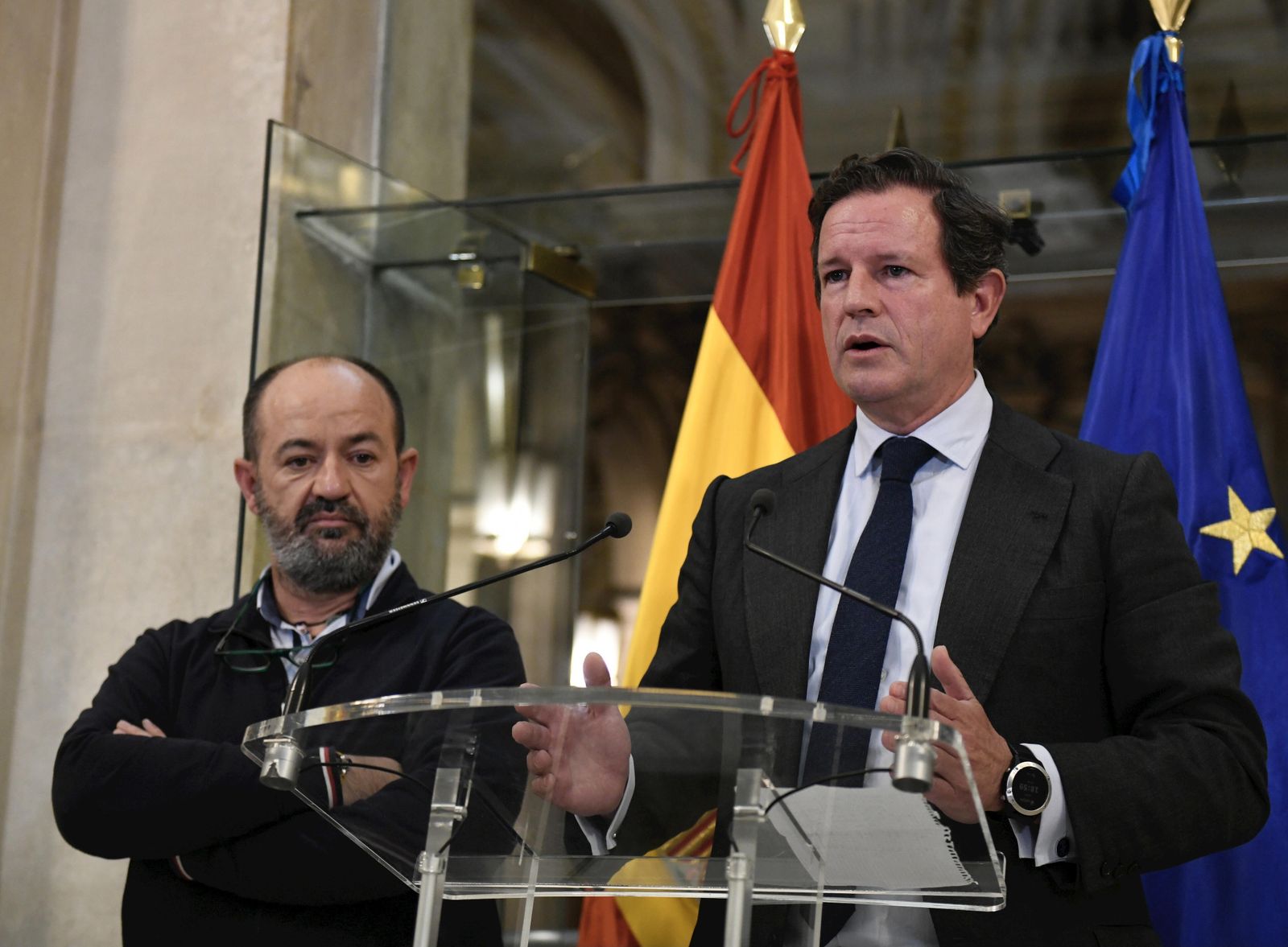 Los representantes del sector pesquero, tras reunirse con el ministro.