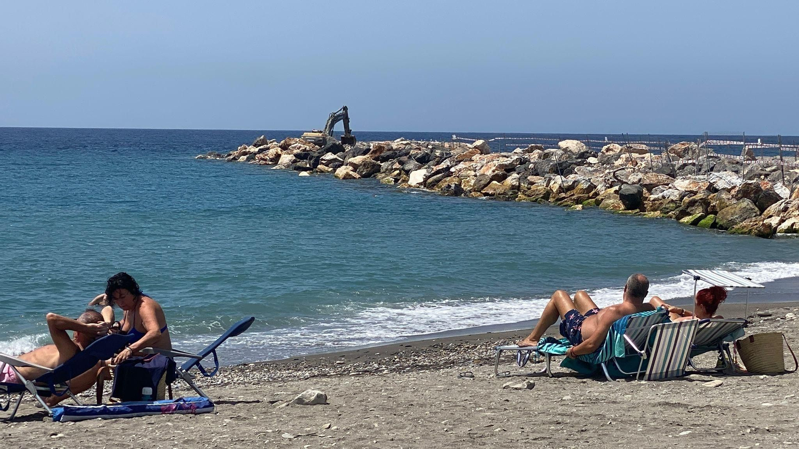 El espigón de Playa Granada, en obras