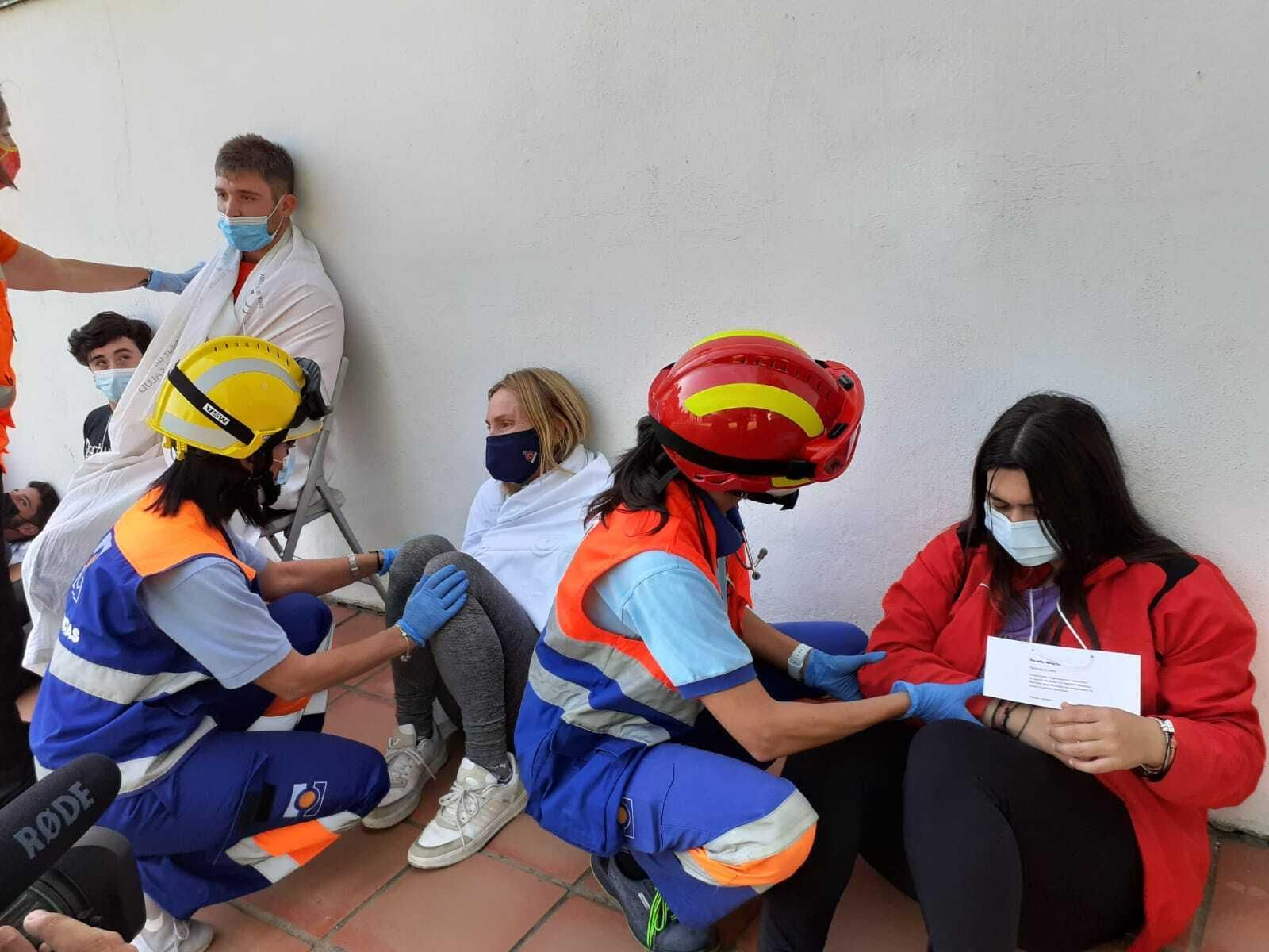 Los servicios de emergencias atienden a los afectados por el tsunami durante el simulacro en Huelva.