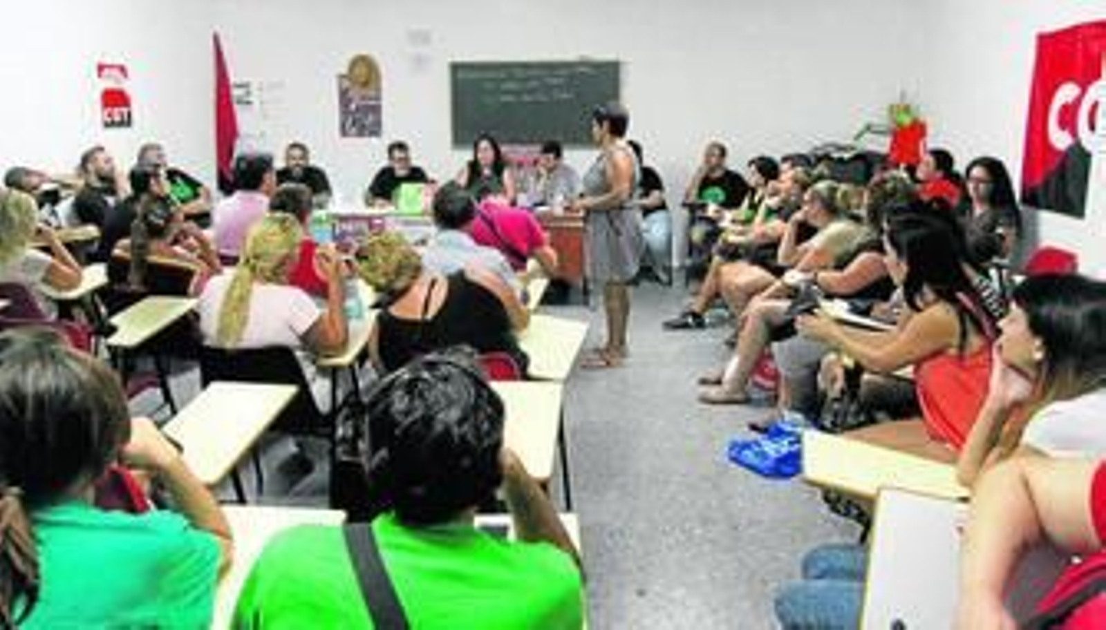 El local que usa la PAH, la sede de CGT, lleno el pasado miércoles de personas que buscan asesoramiento.