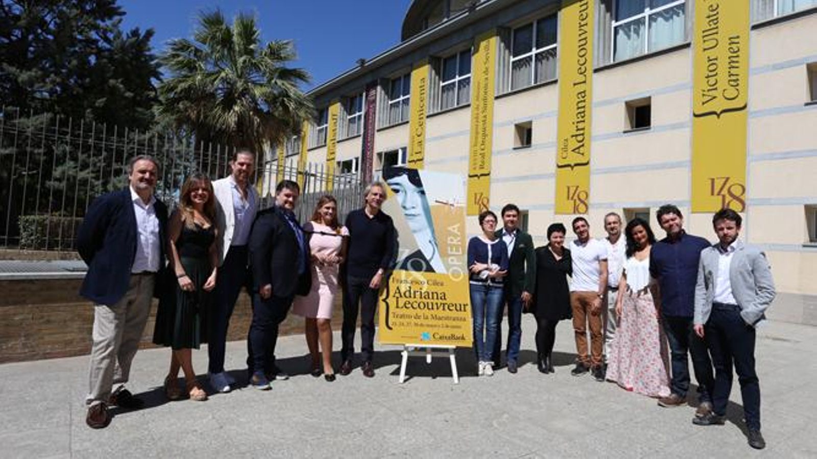 El elenco de 'Adriana Lecouvreur', en las inmediaciones del Maestranza.