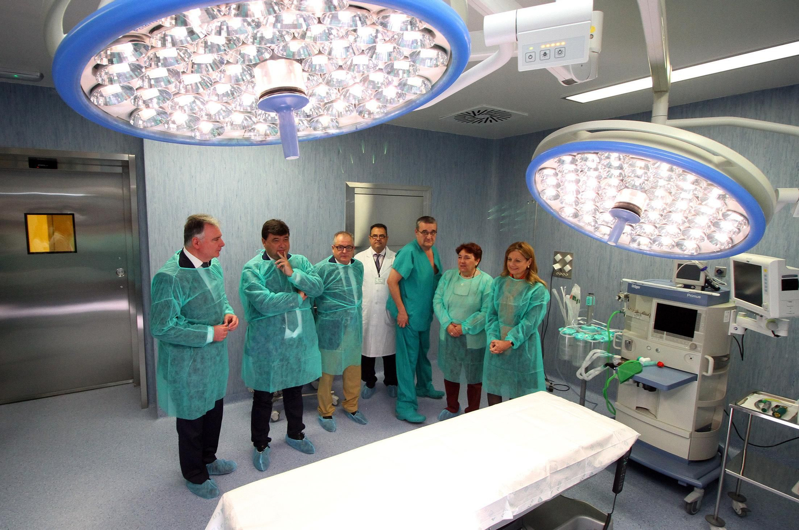 Imágenes de la visita de la consejera de Salud, Marina Alvarez, a los dos nuevos quirófanos que estrenará el Hospital Infanta Elena.