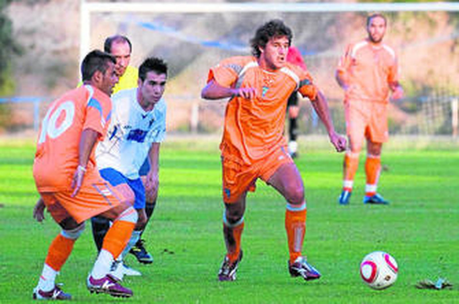 Un jugador ejidense trata de salir al contragolpe tras presionar la acción ofensiva del equipo rival.