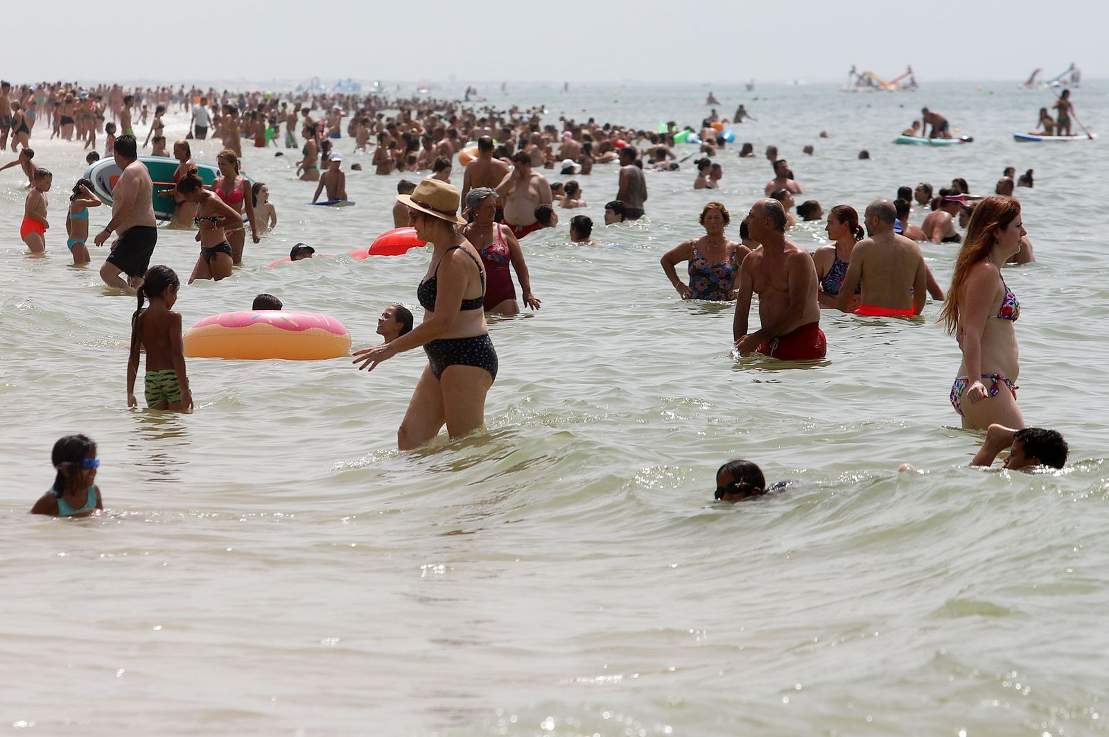 Imágenes del caluroso fin de semana en las playas de Huelva