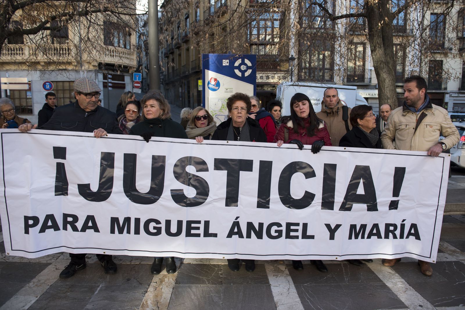 La familia de Miguel Ángel y María pidiendo justicia en Granada, ante el TSJA, en enero