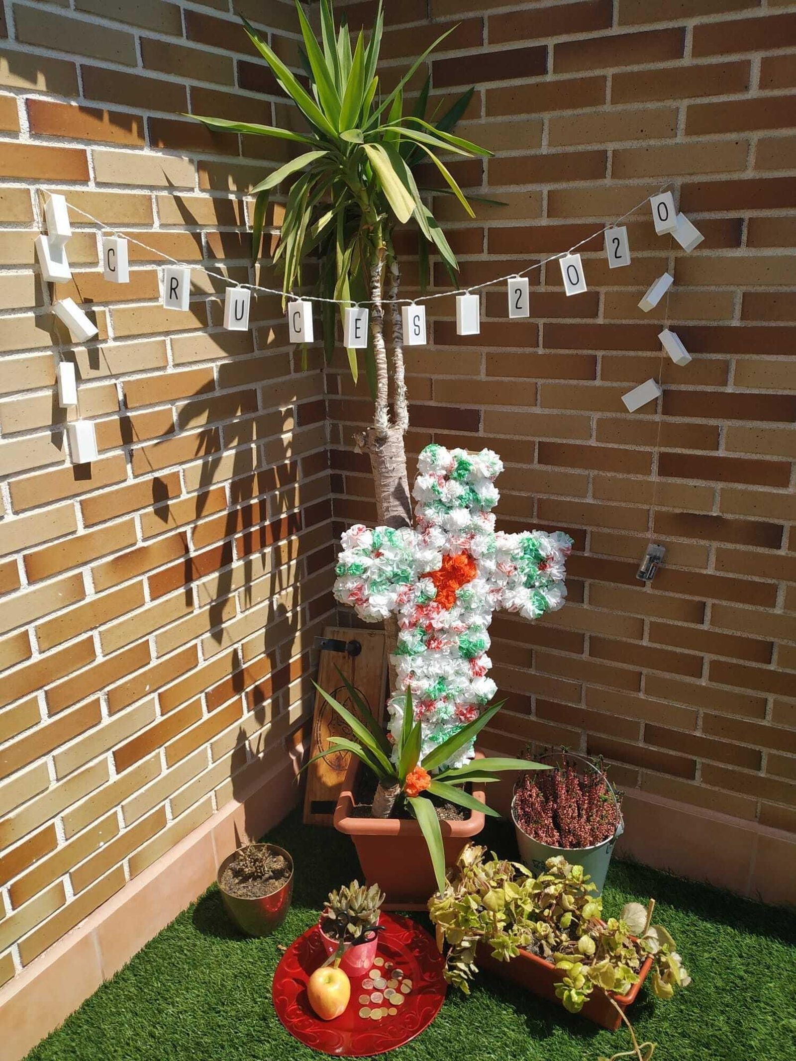 Una cruz con toque tropical.