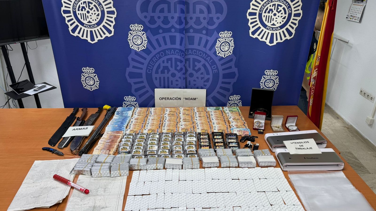 Armas, dinero y drogas incautados en la operación.