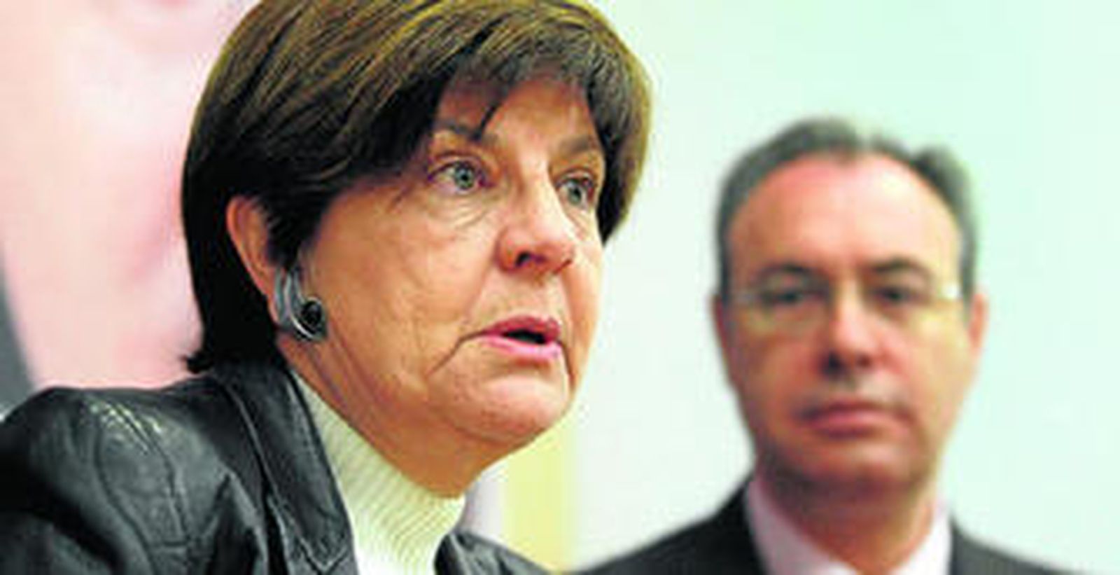 La consejera de Obras Públicas, Josefina Cruz, y el candidato socialista, Juan Pablo Durán.