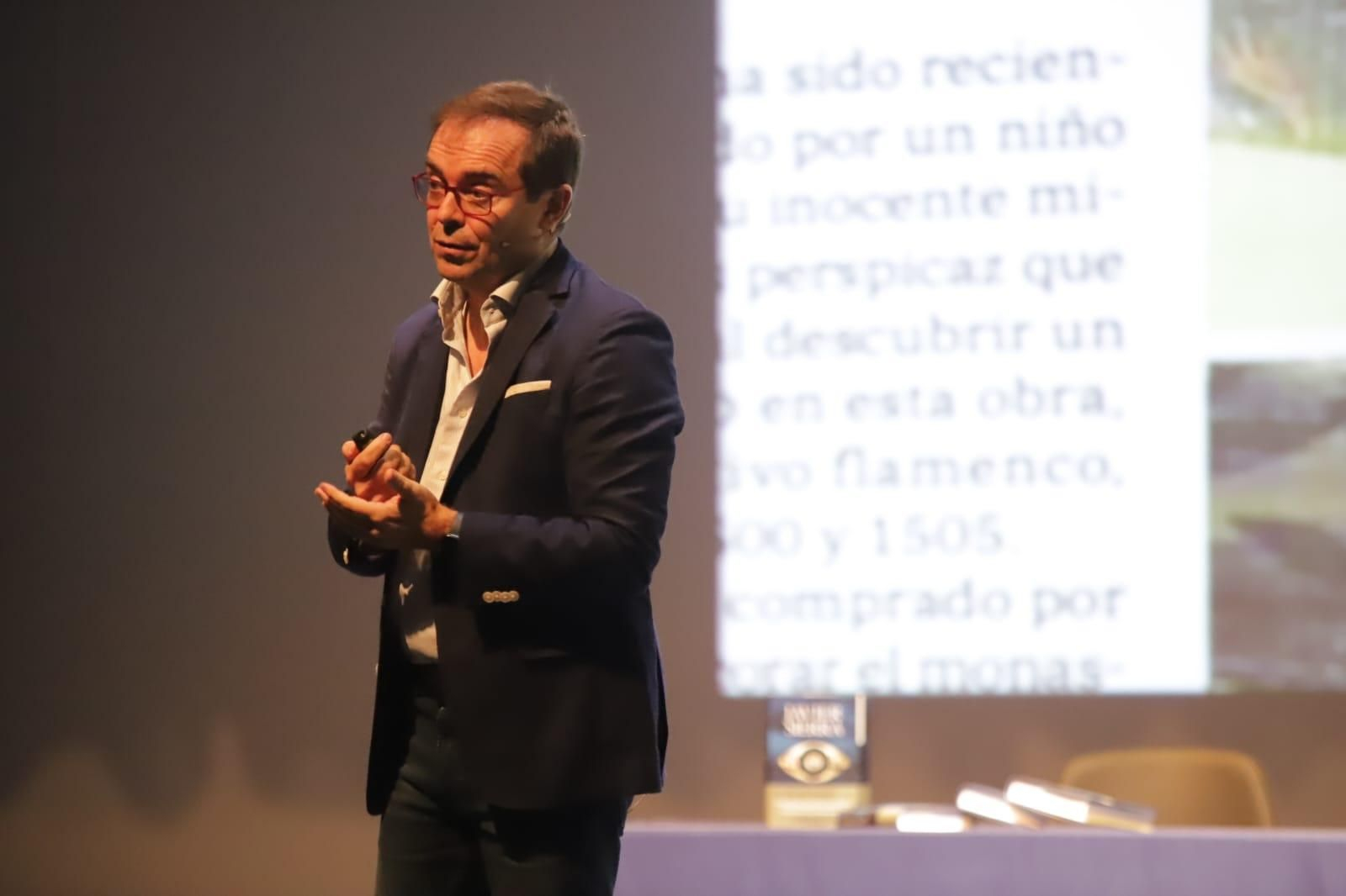 Javier Sierra, en el Palacio de Congresos de La Línea.