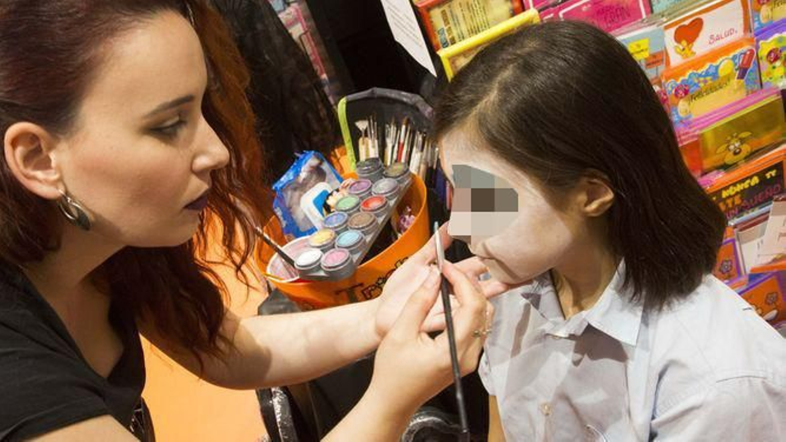 Una niña es maquillada en la tarde de ayer con vistas a una celebración de Halloween.