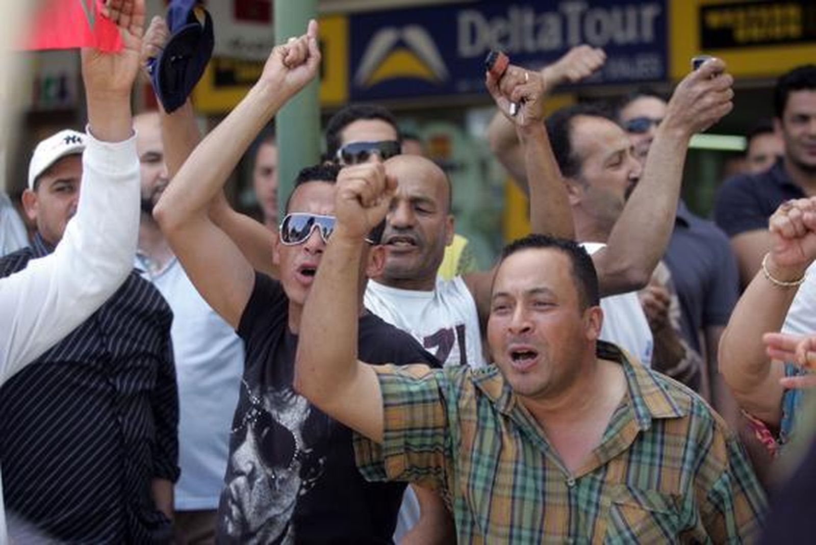 Unas 200 personas reclaman el Sahara libre antes el Consulado de Marruecos donde les responden unos 30 marroquíes gritando y besando la bandera de su país./Fotos:J.M.Quiñones  Foto: J.M.Q.