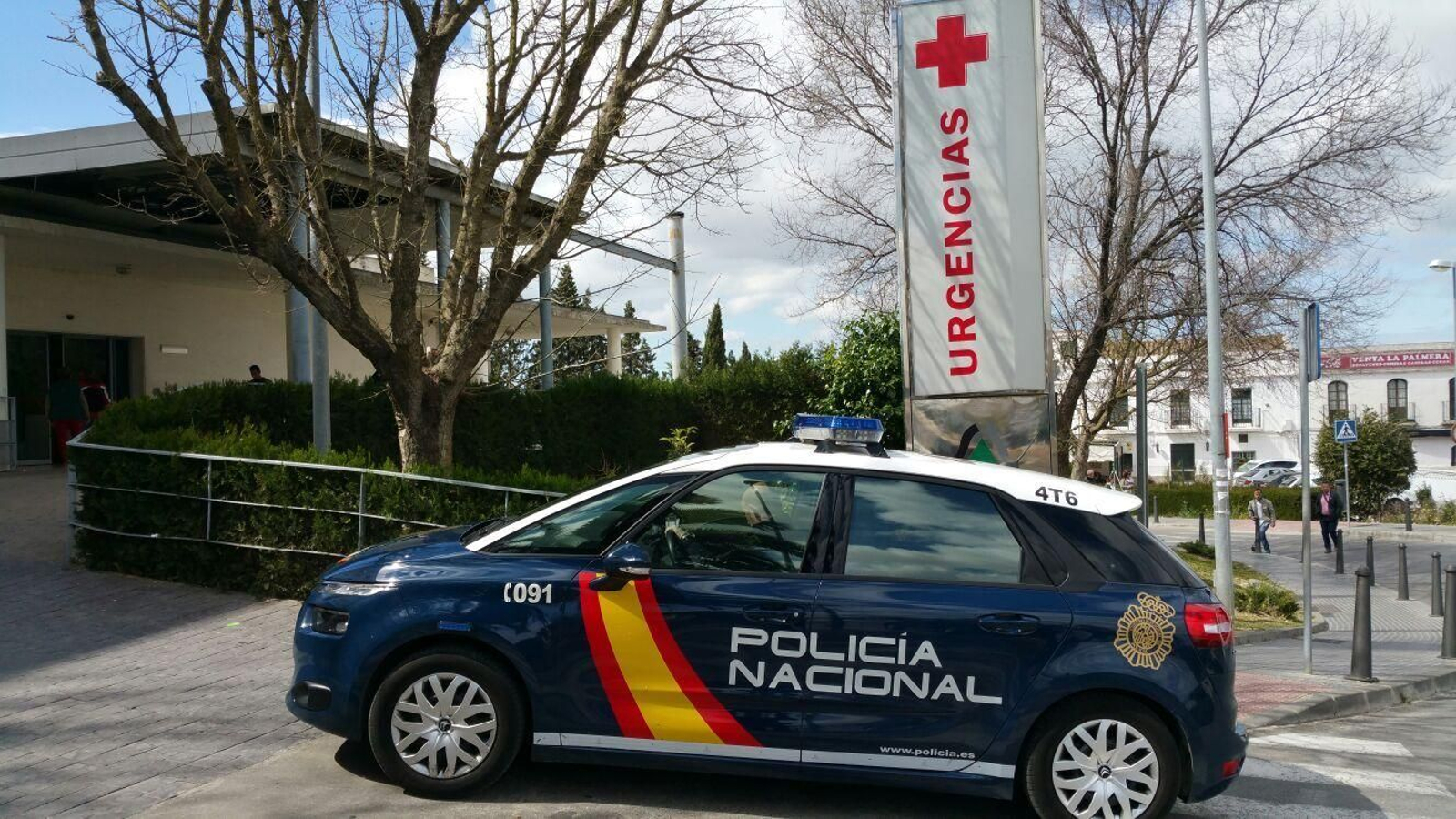 Un coche de la Policía Nacional en Urgencias del hospital de Jerez. Un coche de la Policía Nacional en Urgencias del hospital de Jerez.