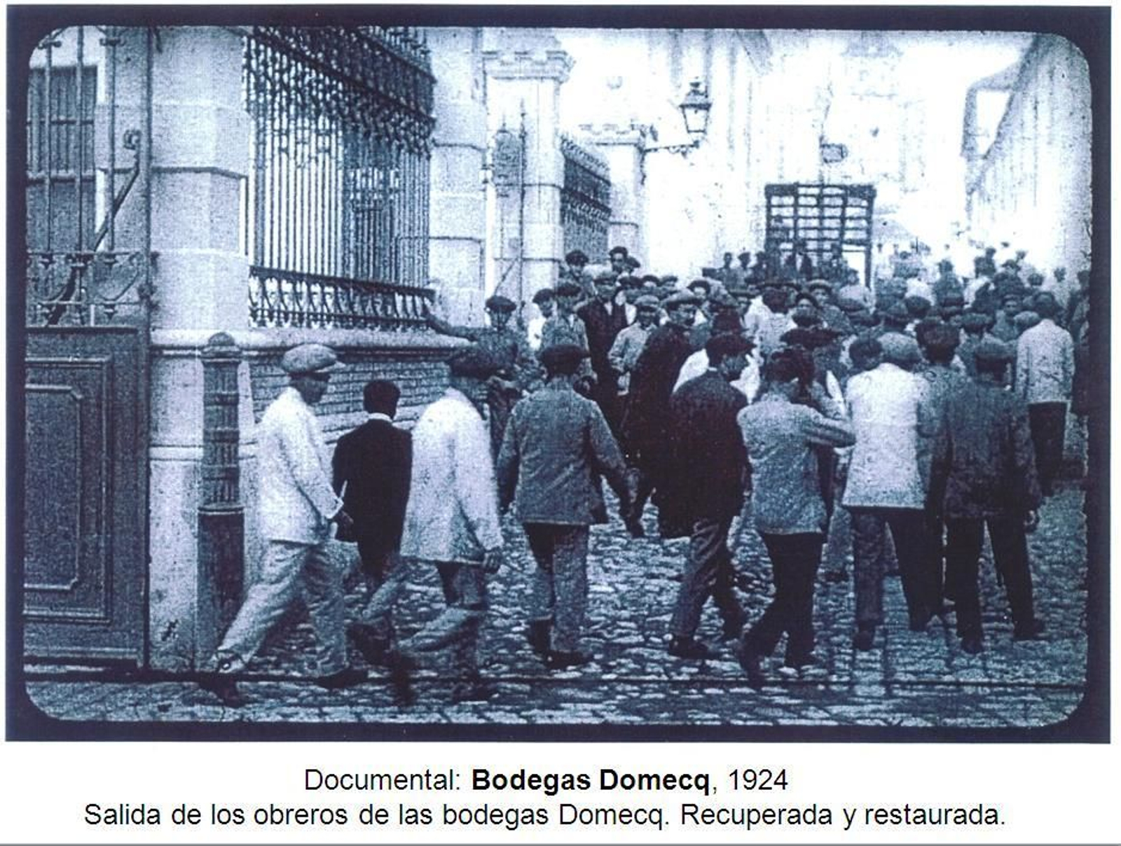 Salida de los obreros de la bodega en un fotograma del documental. Salida de los obreros de la bodega en un fotograma del documental.