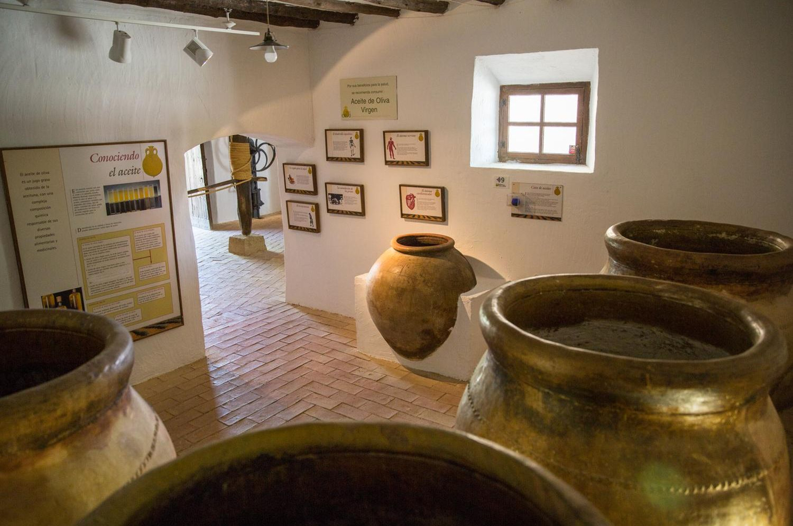 Ánforas antiguas en una de las estancias del museo.