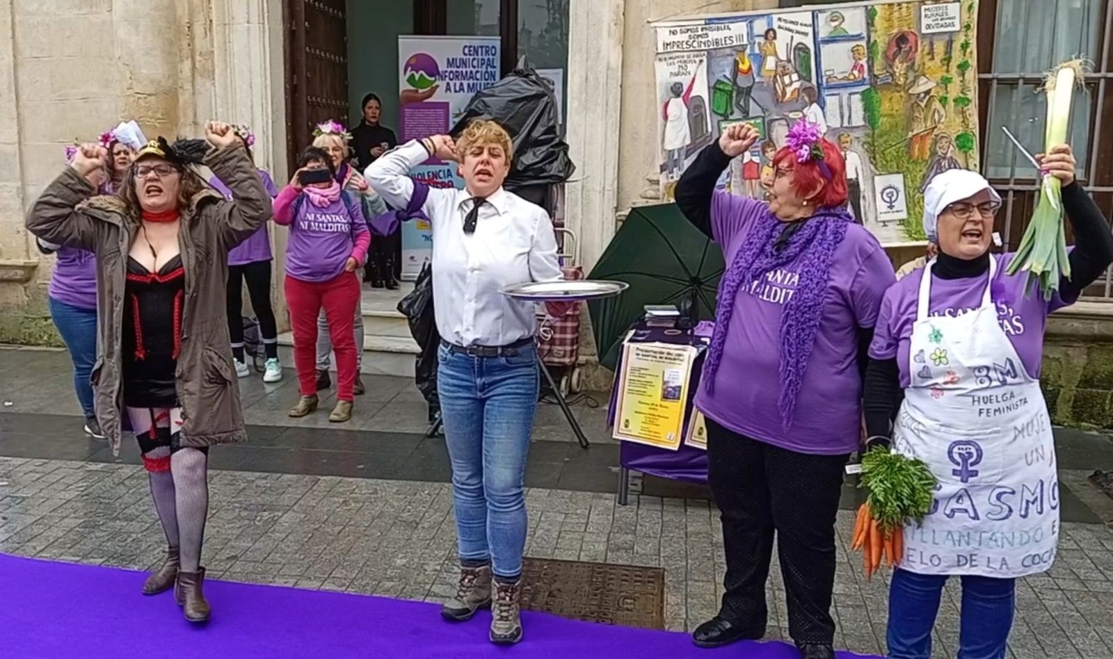 Mujeres del colectivo feminista Marea Violeta de Sanlúcar, este miércoles en su concentración por el 8M.