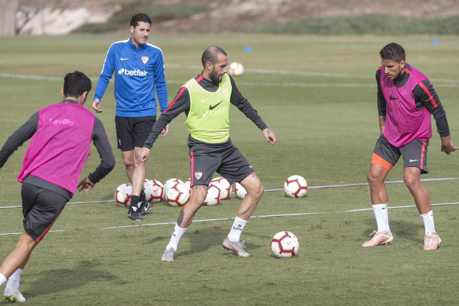 Borja Lasso, Aleix Vidal y Carriço, ante Jordi Balcells.