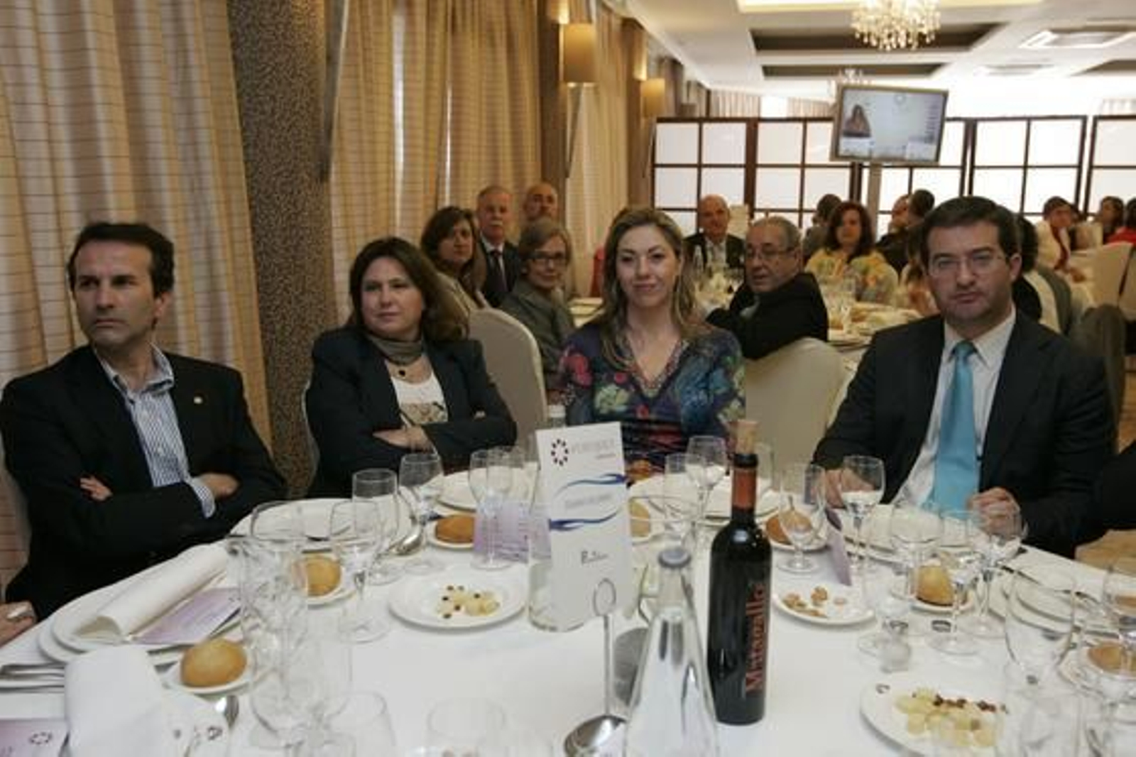 Jesús Pedrosa, director del área de Servicios Corporativos de la Cámara, Dolores Garcés, jefa de presidencia de la Cámara, Nuria Navas, abogada, y Ángel Cañadas, de Agrupaejido.


Foto: J. Alonso/ R. Gonzalez