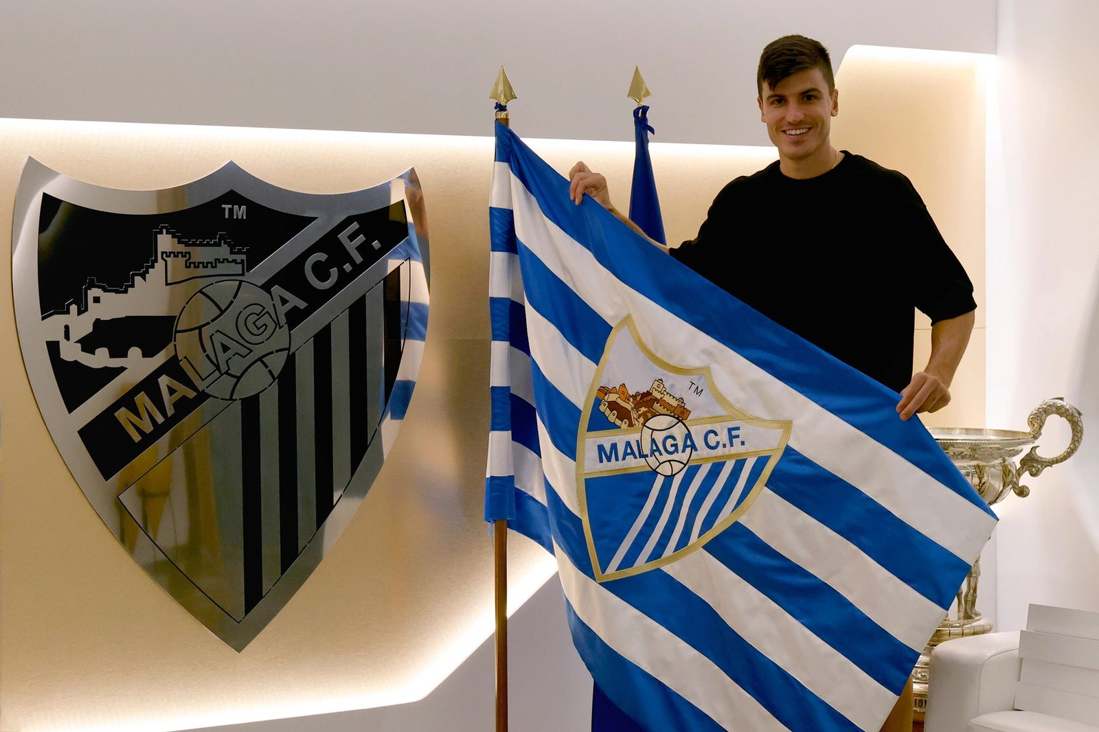 Sergio Castel posa con la bandera del Málaga CF Sergio Castel posa con la bandera del Málaga CF
