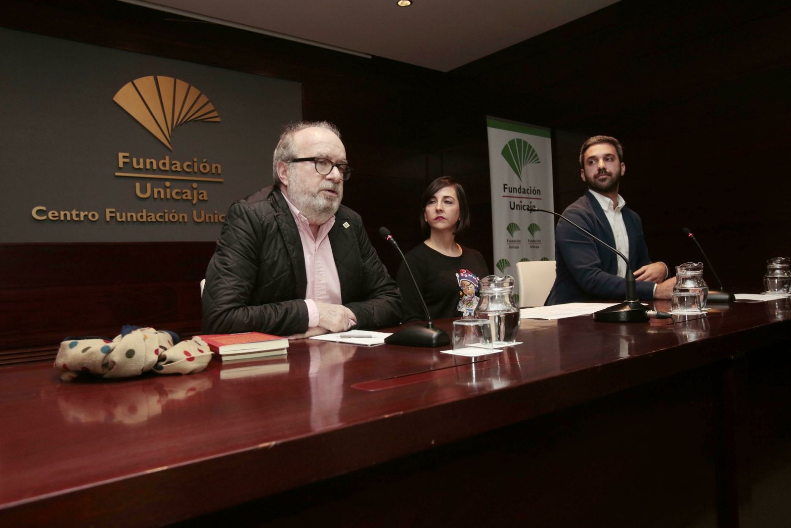 De izquierda a derecha, Manuel Borrás, Erika Martínez y Javier Vela, ayer en la Fundación Unicaja de Cádiz.