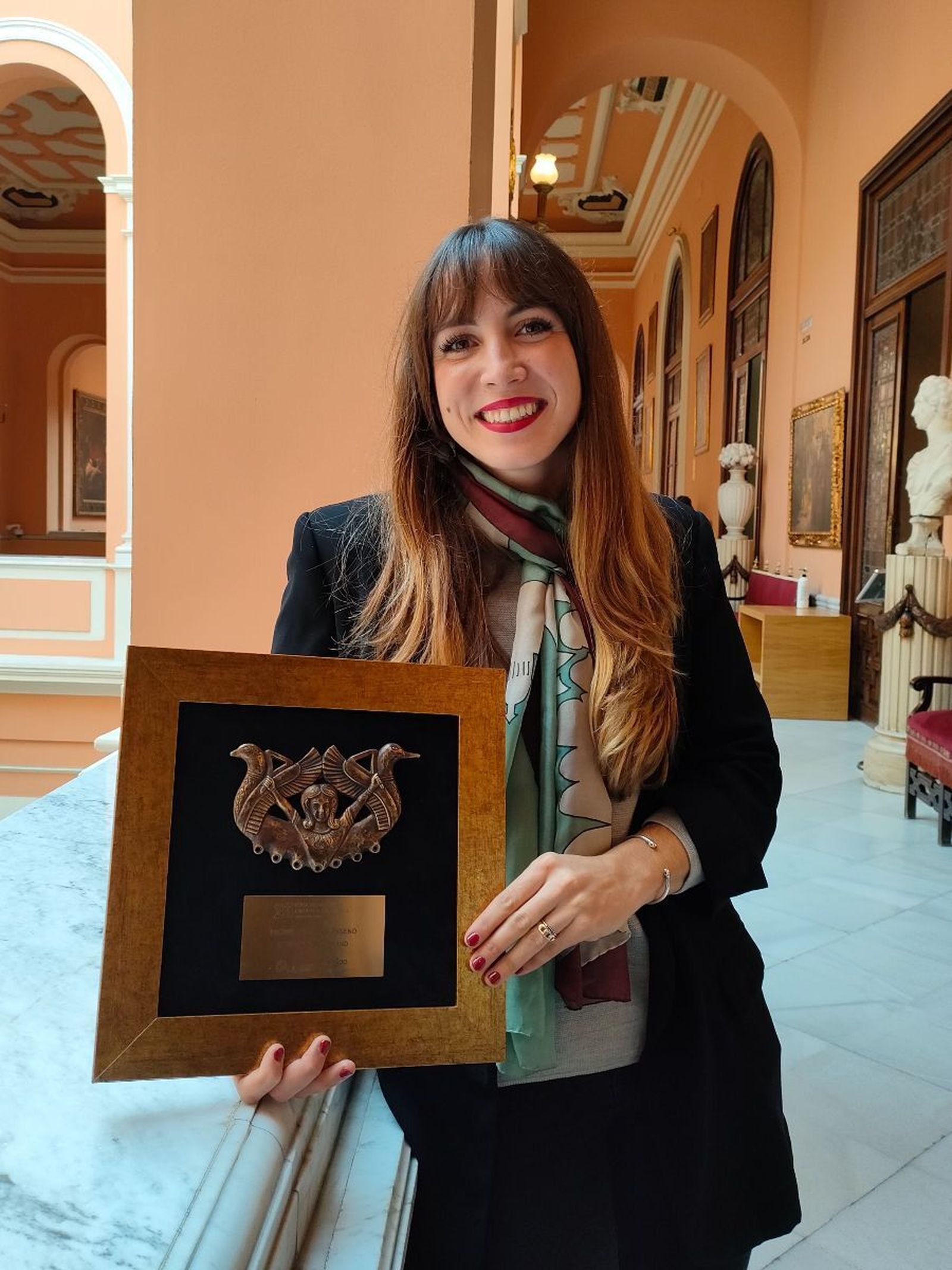 Camila Puya de Arcos con el premio