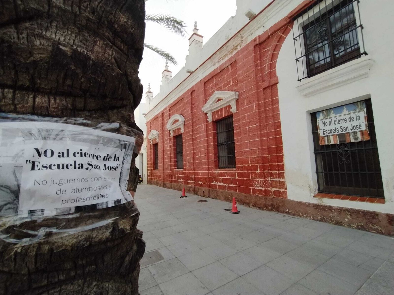 Carteles en contra del cierre de la Escuela San José colocados en  la plaza colindante.