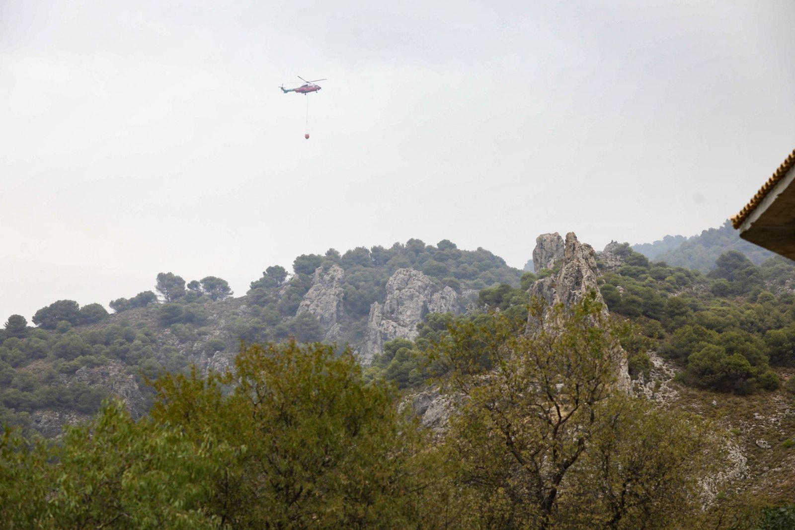 Así trabaja el Infoca en la extinción del incendio provocado por un rayo en Nívar