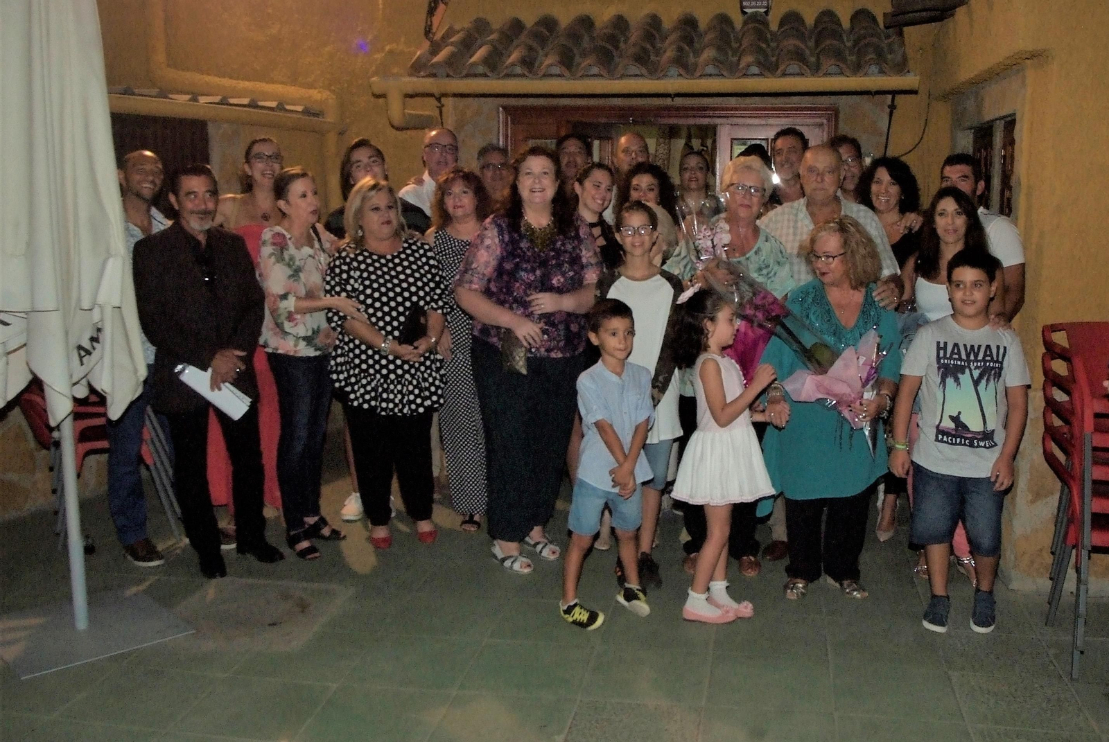 Diego Fernández rodeado de sus familiares y amigos del cine en el Bar Ambrosio de Huércal de Almería, donde recibió un gran homenaje.