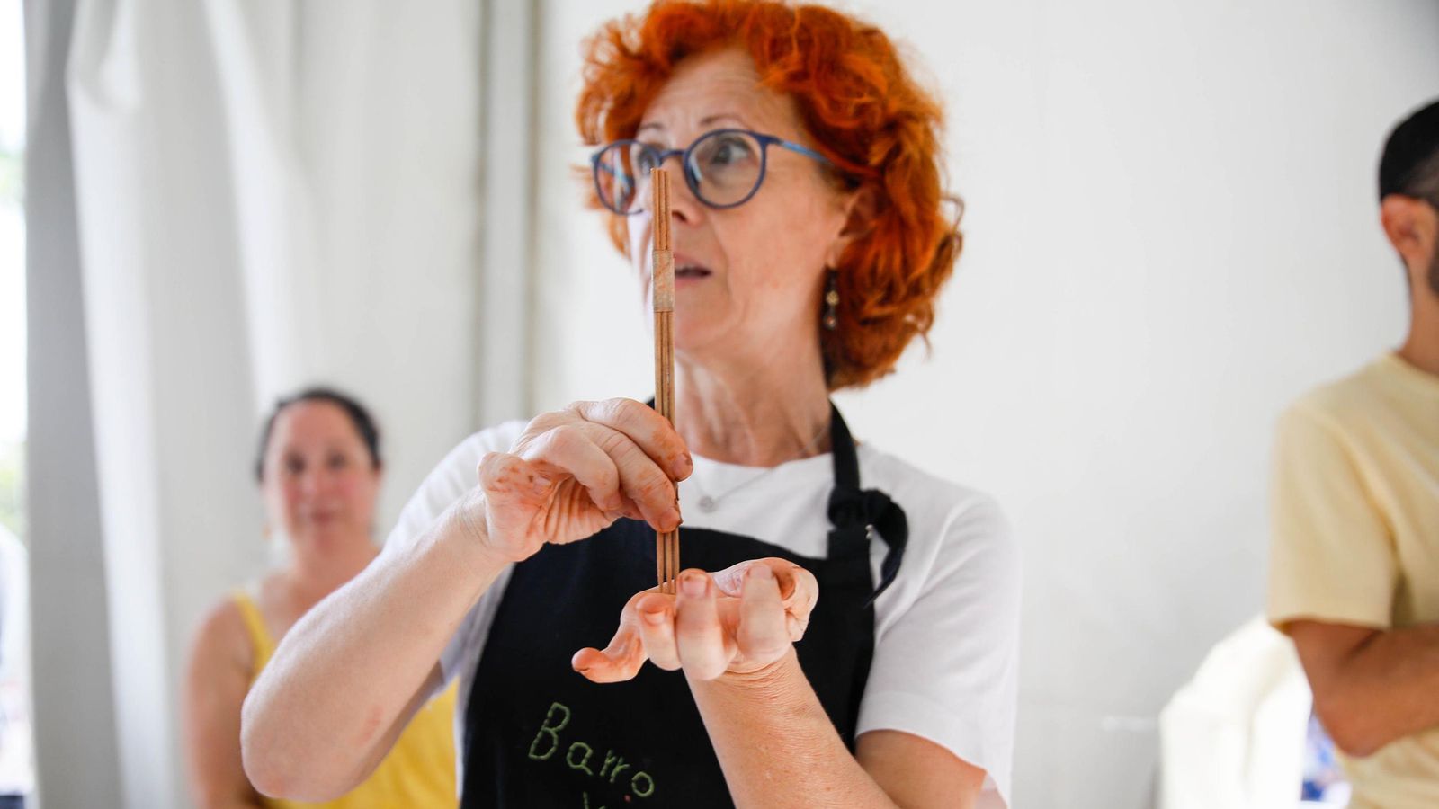 La ceramista Toñi Moya explica a sus alumnos cómo tratar la arcilla.