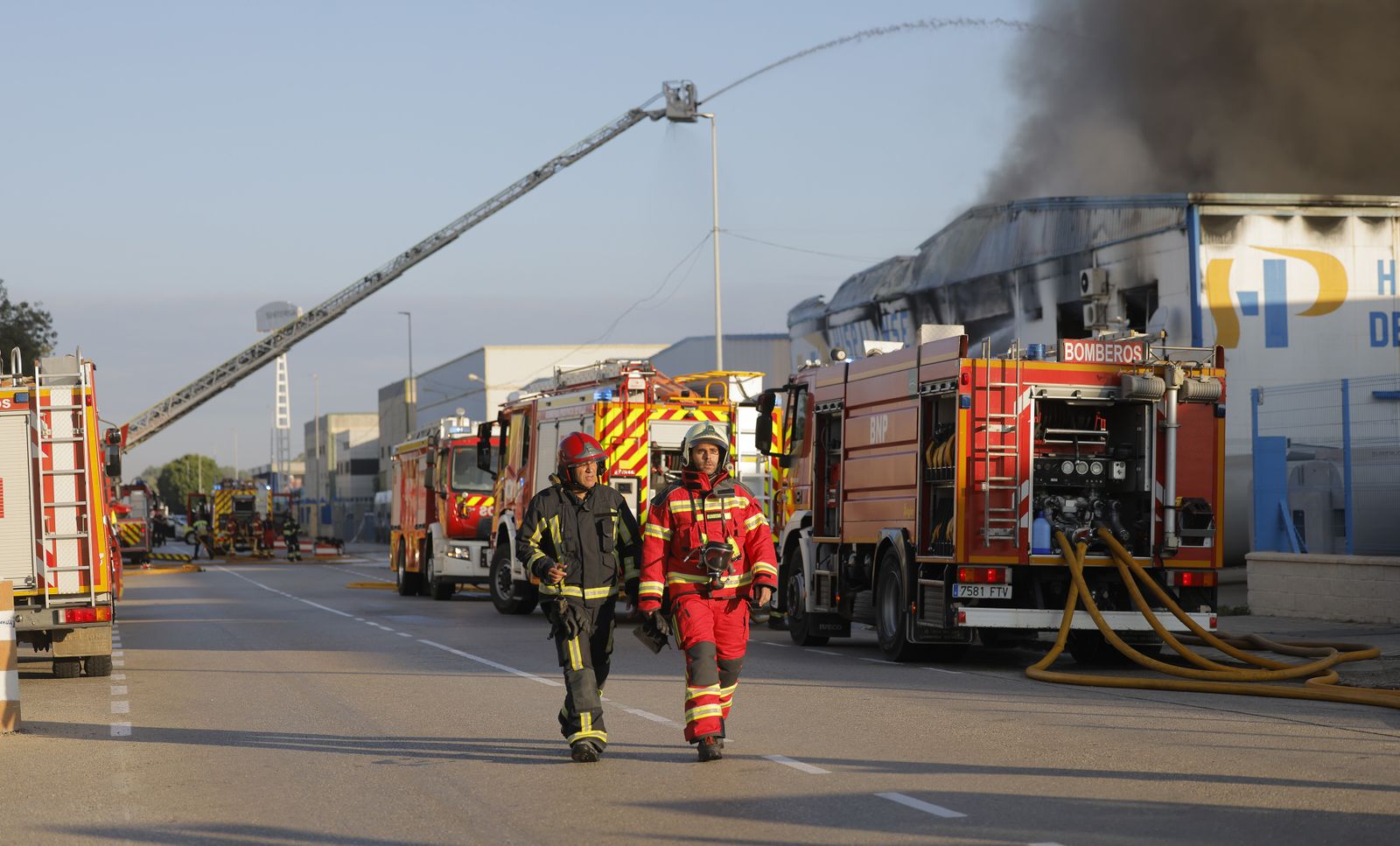 Las fotos del incendio de la fábrica de pinturas