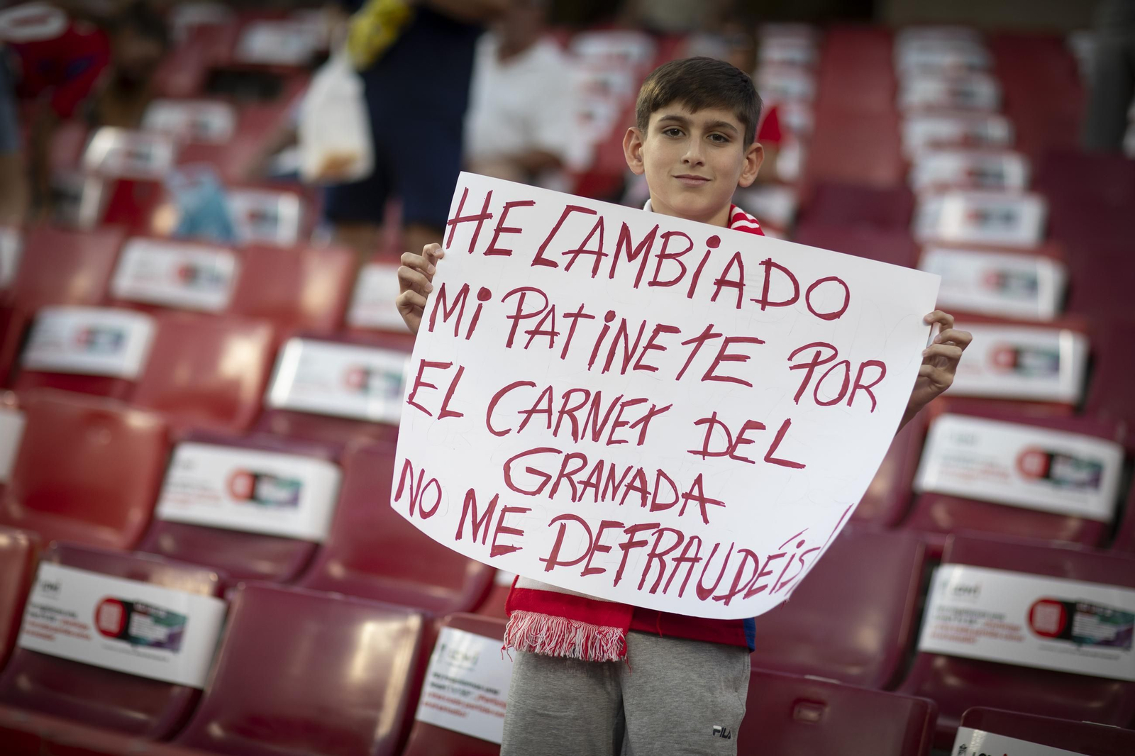 Encuéntrate en la grada de Los Cármenes en el Granada-Leganés