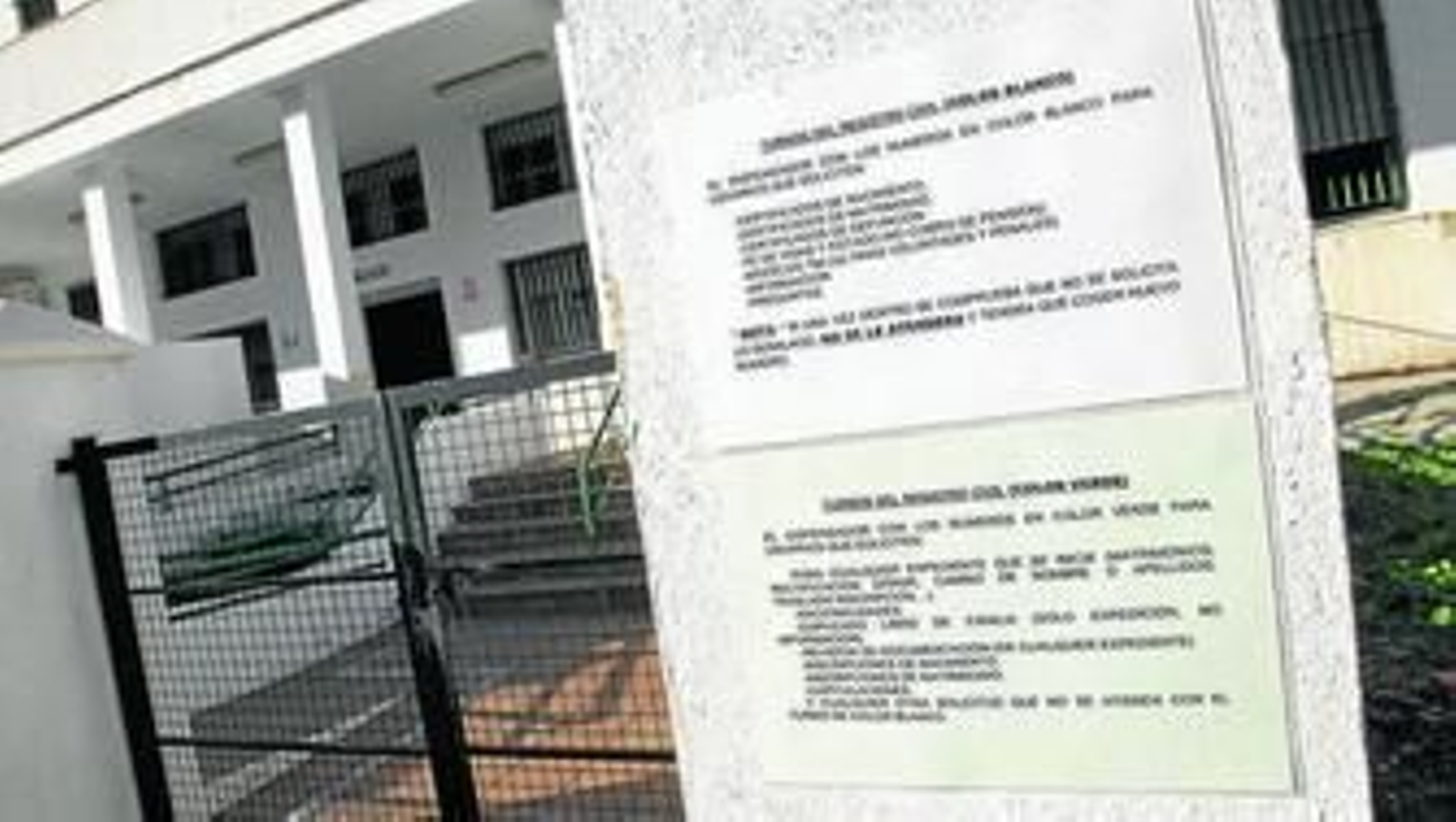 Fotografía reciente de la entrada al registro civil.