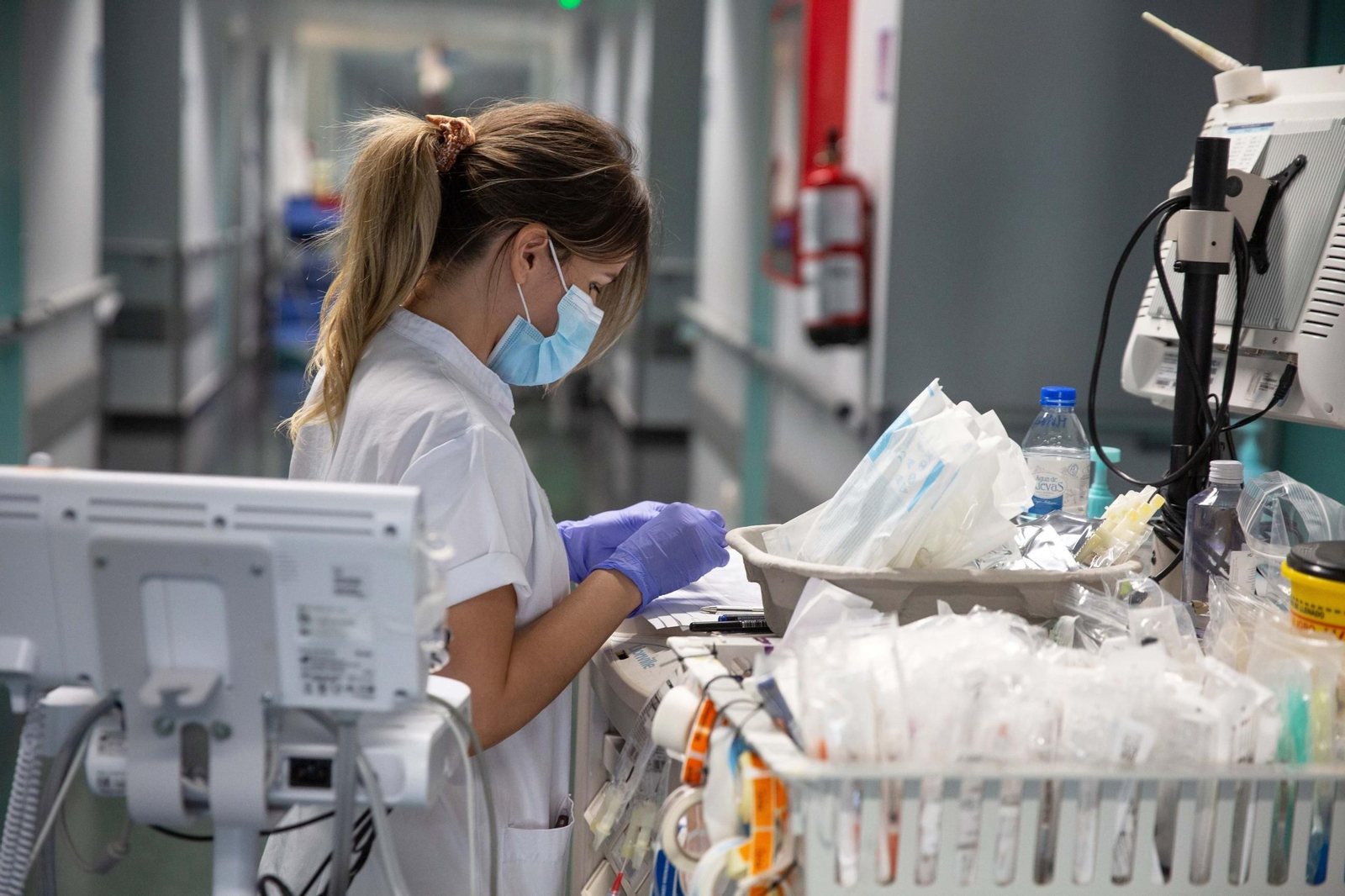 Una enfermera en los pasillos de un hospital. Una enfermera en los pasillos de un hospital.