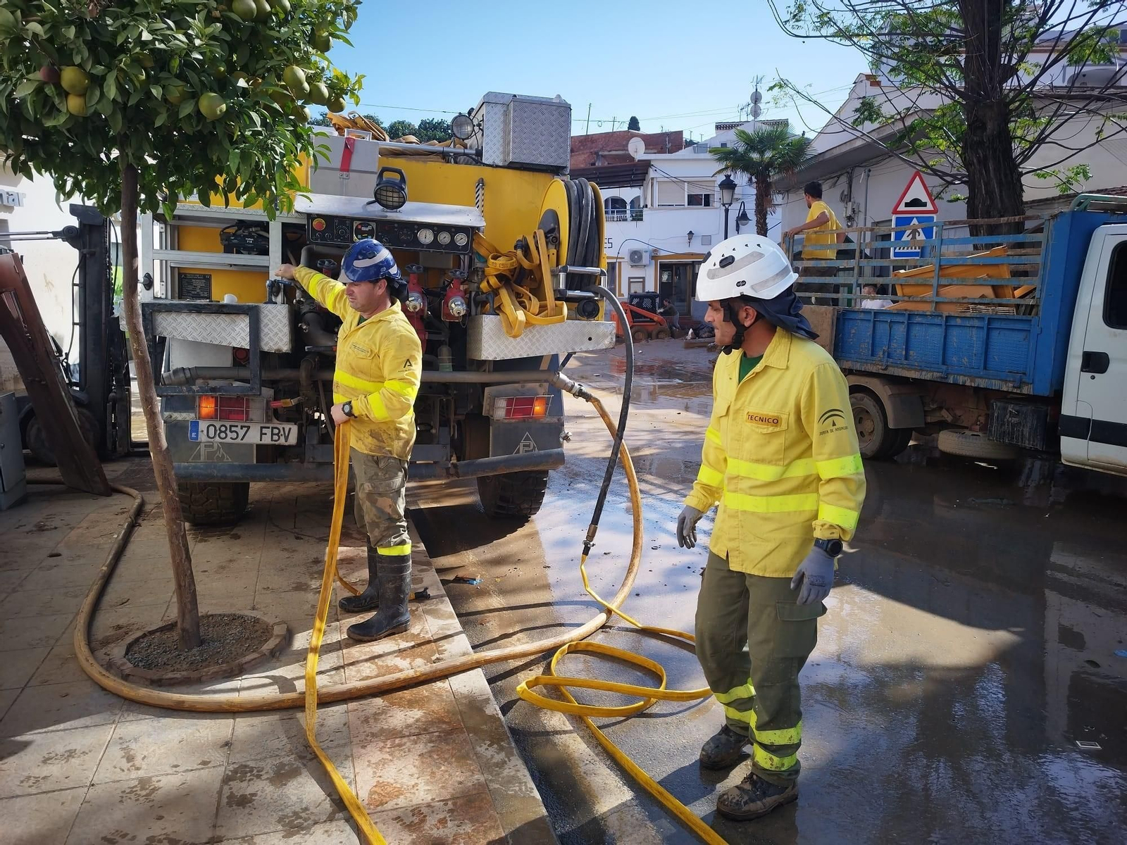 Los voluntarios de la DANA: decenas de personas limpian las calles de Benamargosa (fotos)