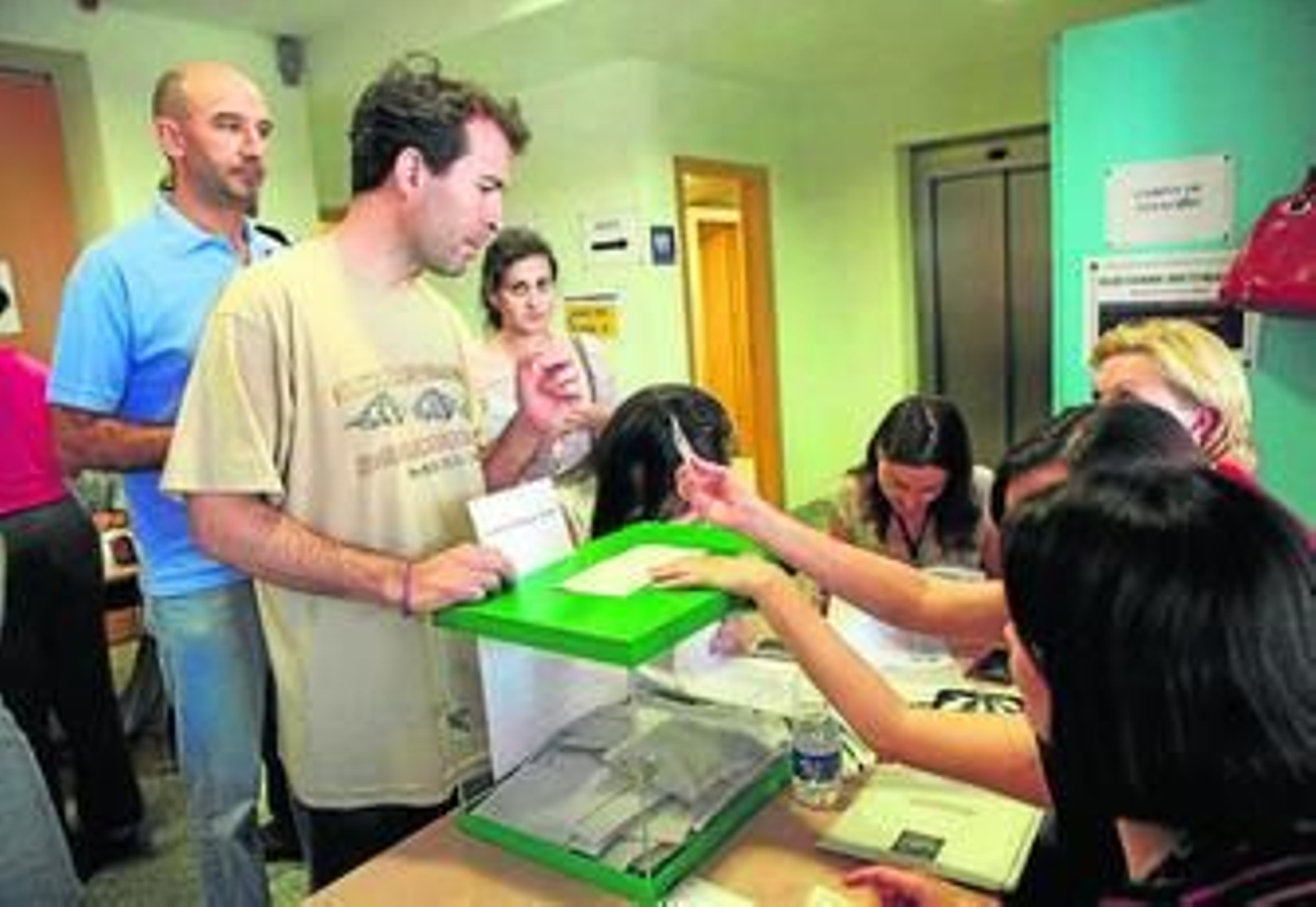 Un miembro de la Pablo de Olavide, ejerciendo ayer su voto.
