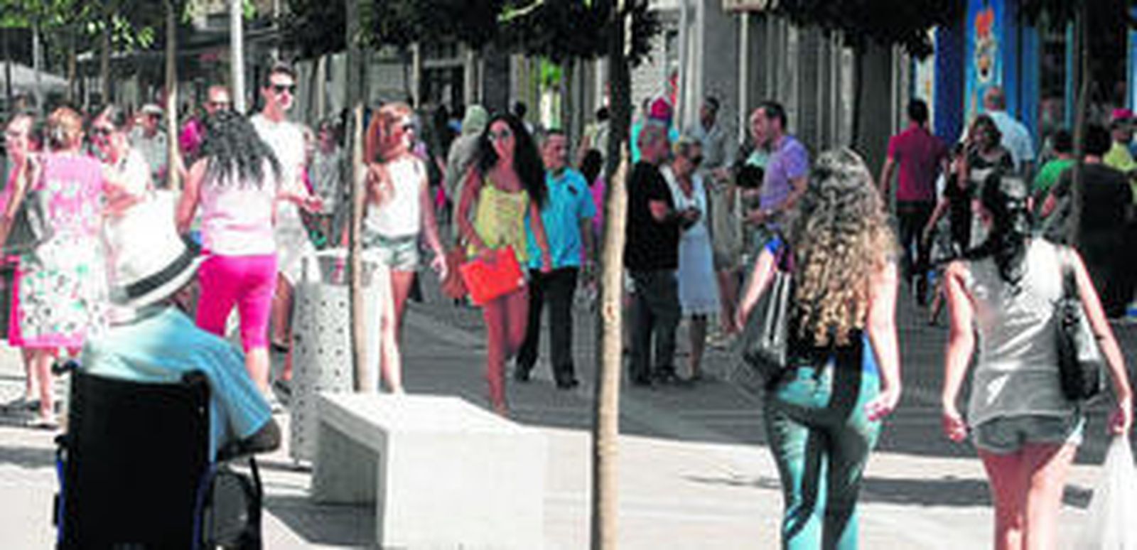 Imagen general de los ciudadanos ayer paseando por la calle Ancha de Algeciras.
