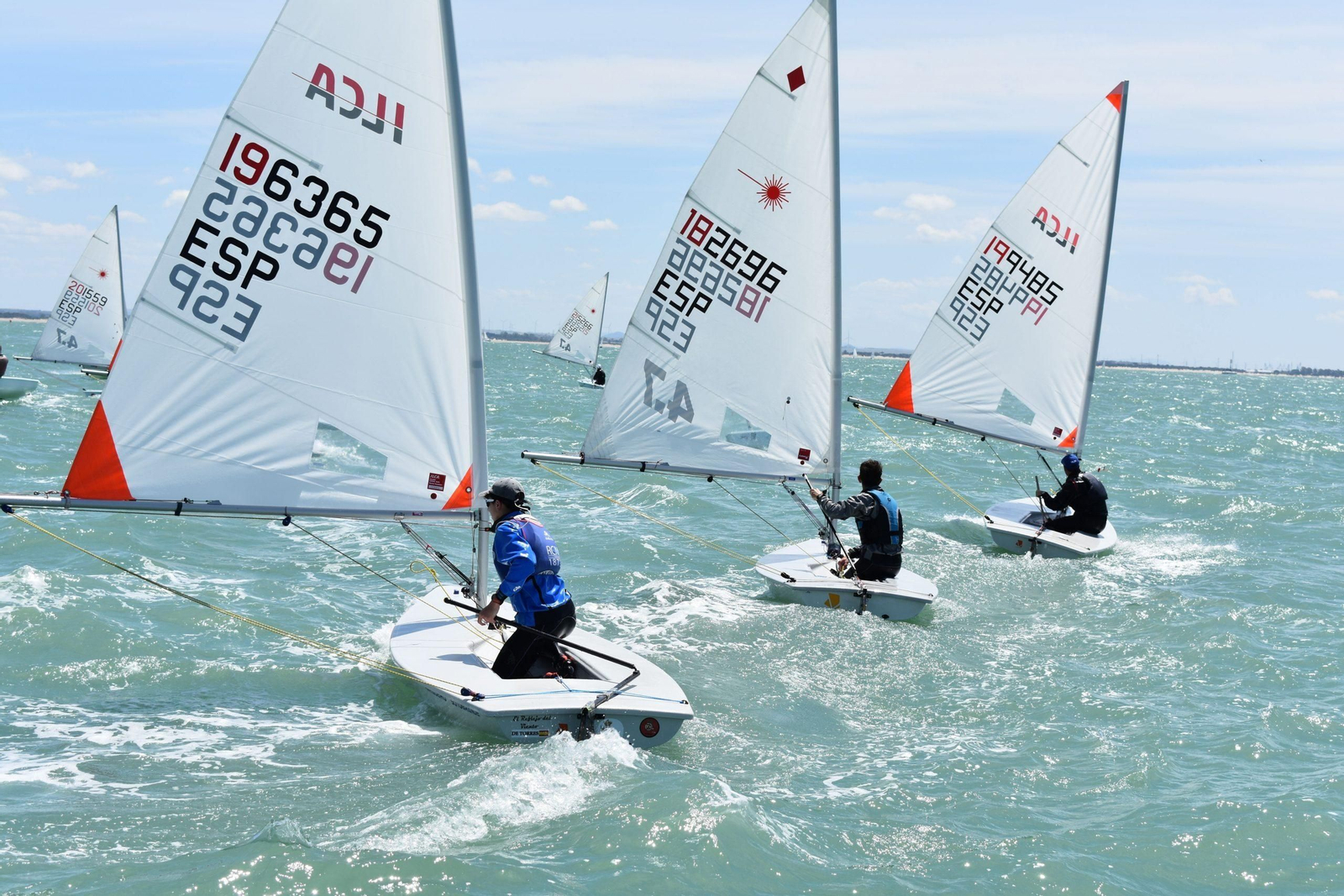 Tres flotas sobre el agua.