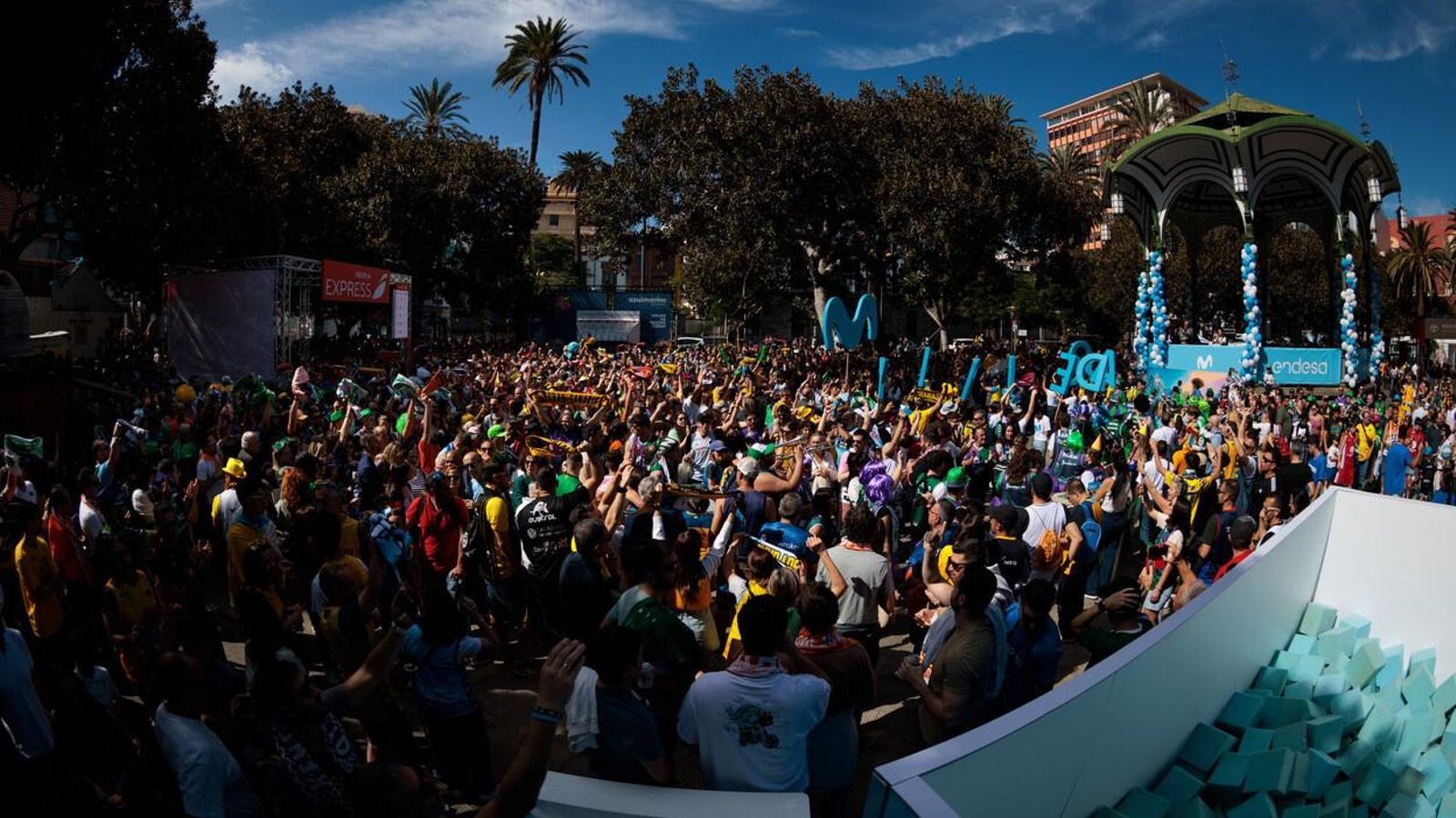 La gran fiesta de las aficiones en la Copa: Miles de personas toman las calles de Las Palmas