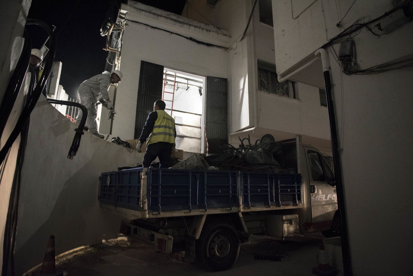 Dos operarios durante una reparación.