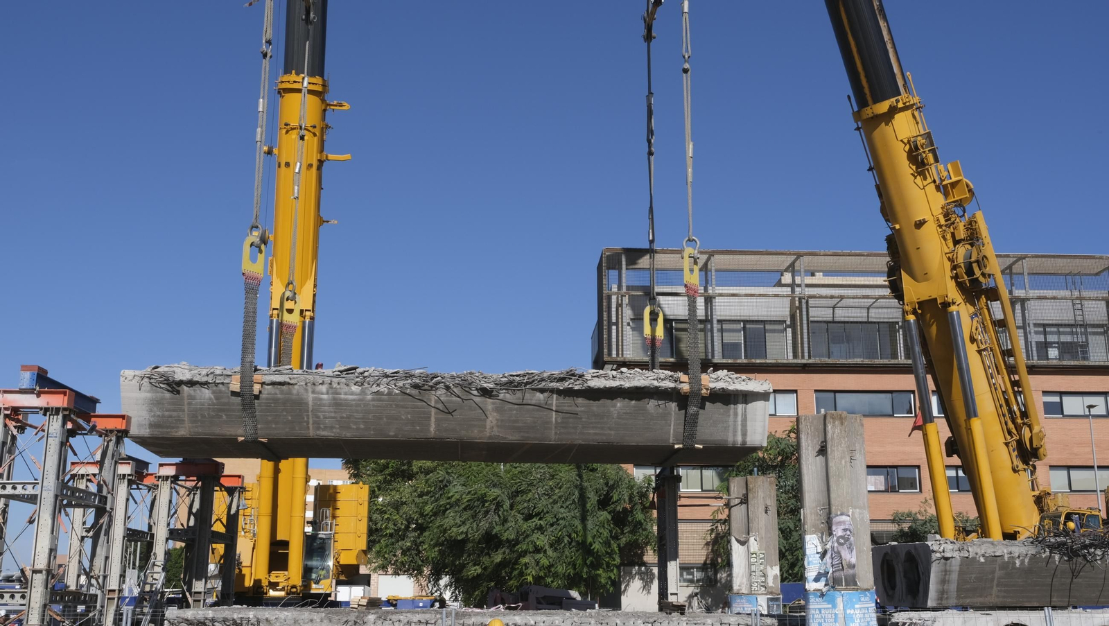 El Puente de la Avenida del Mediterráneo ya es historia, en imágenes