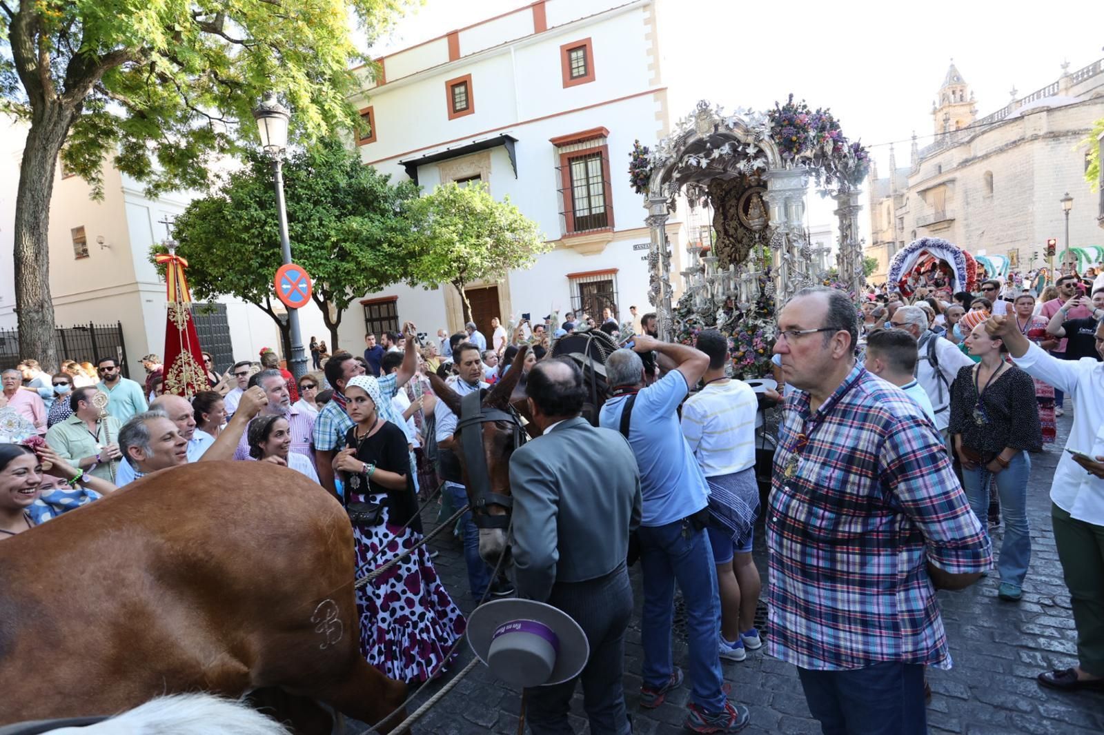 La Hermandad del Rocío de Jerez, entrando en la ciudad en su regreso