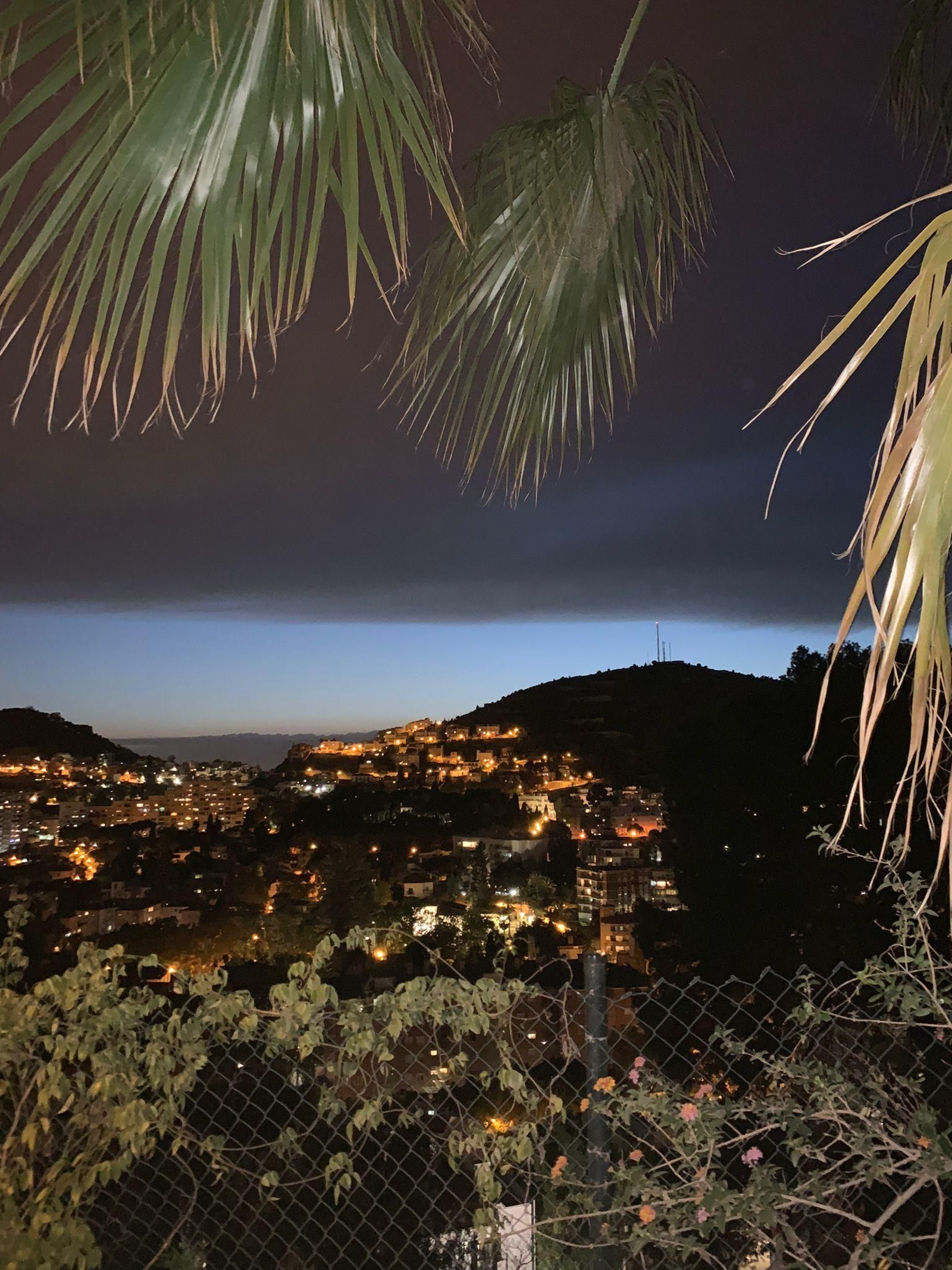 Nubes sobre la ciudad de Málaga este martes al anochecer.