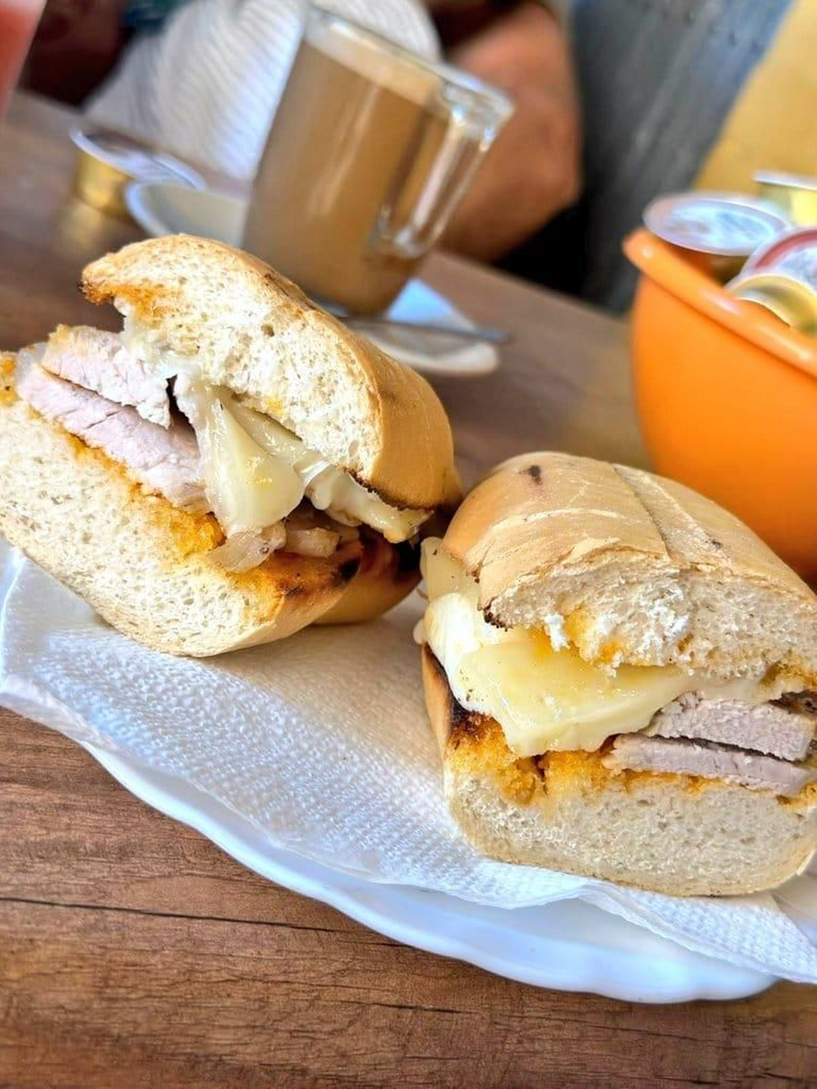 Desayuno del famoso Bar Centro, en Algeciras.