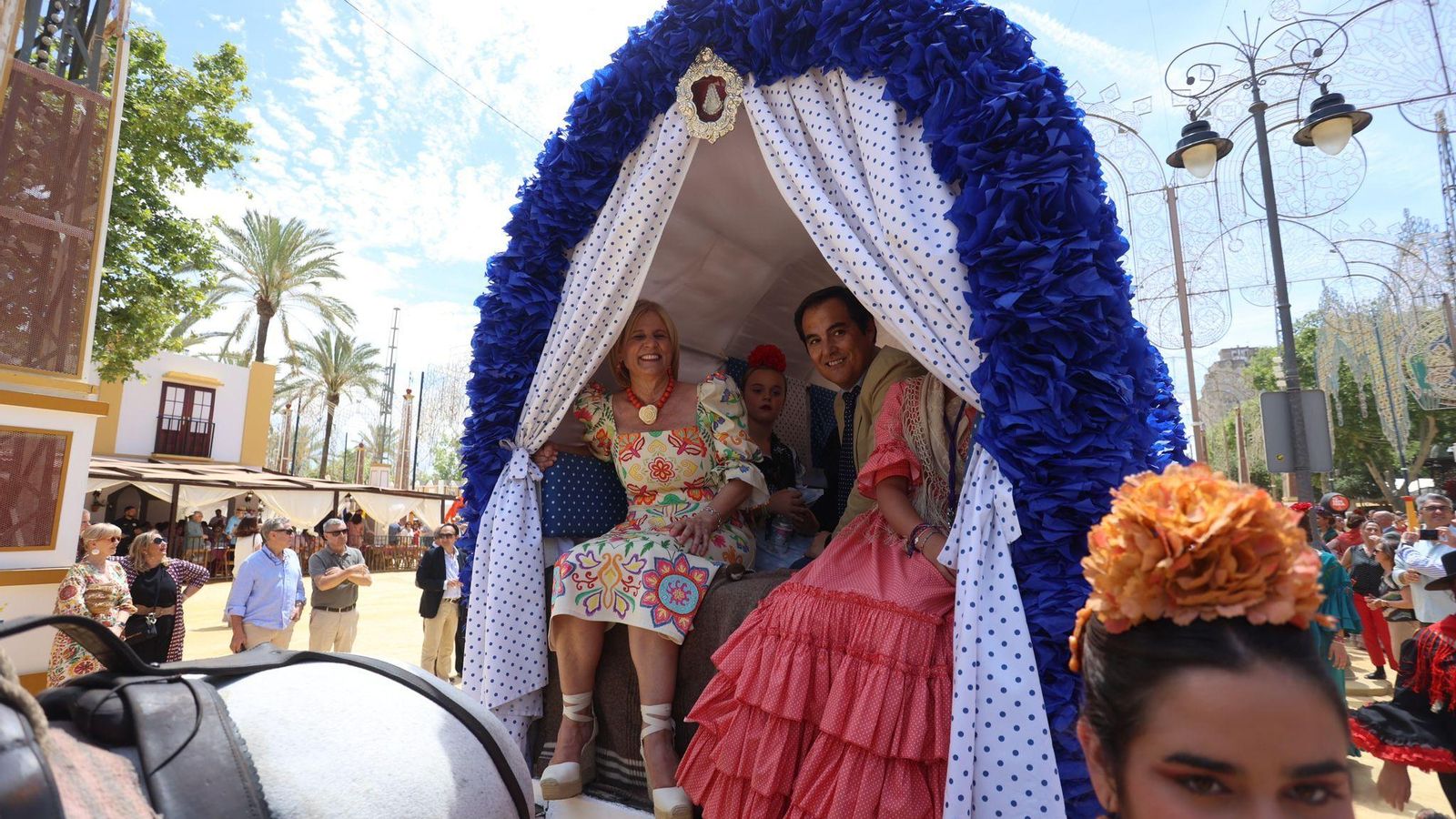 La alcaldesa y el consejero de Justicia, en una de las carretas de la Hermandad del Rocío.