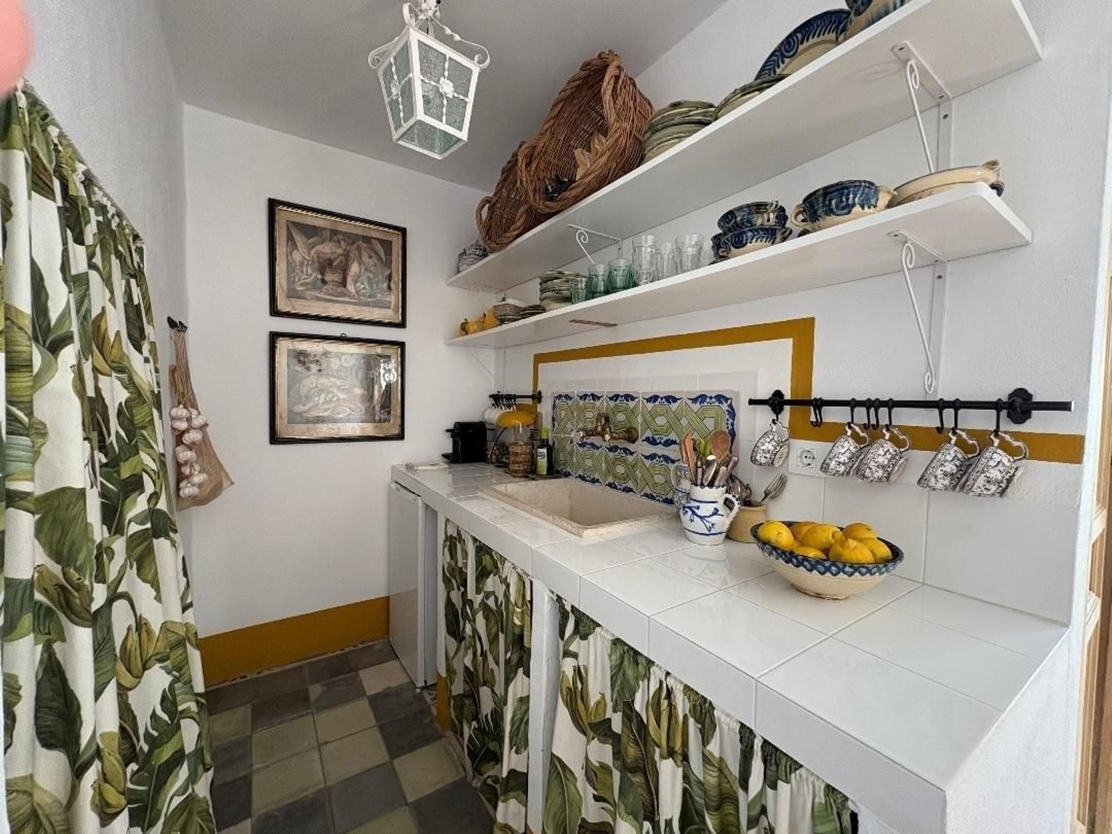 La cocina cuenta con azulejos de Manises.