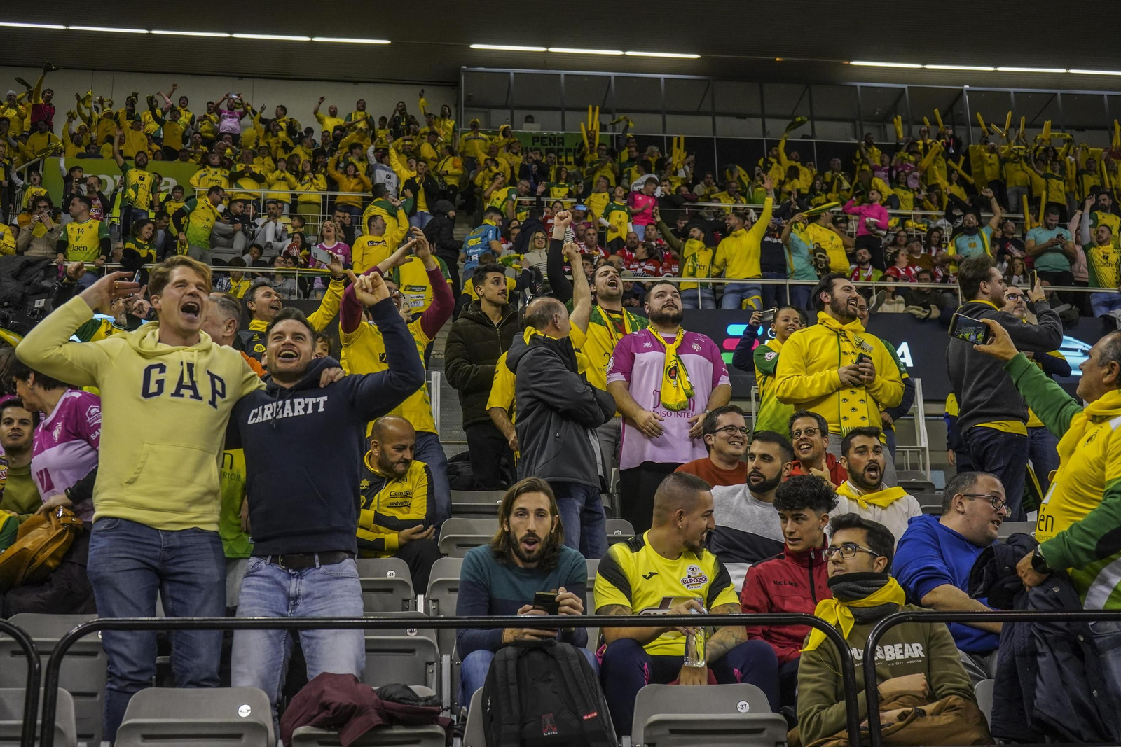 La marea amarilla del Jaén FS toma el Palacio de los Deportes de Granada