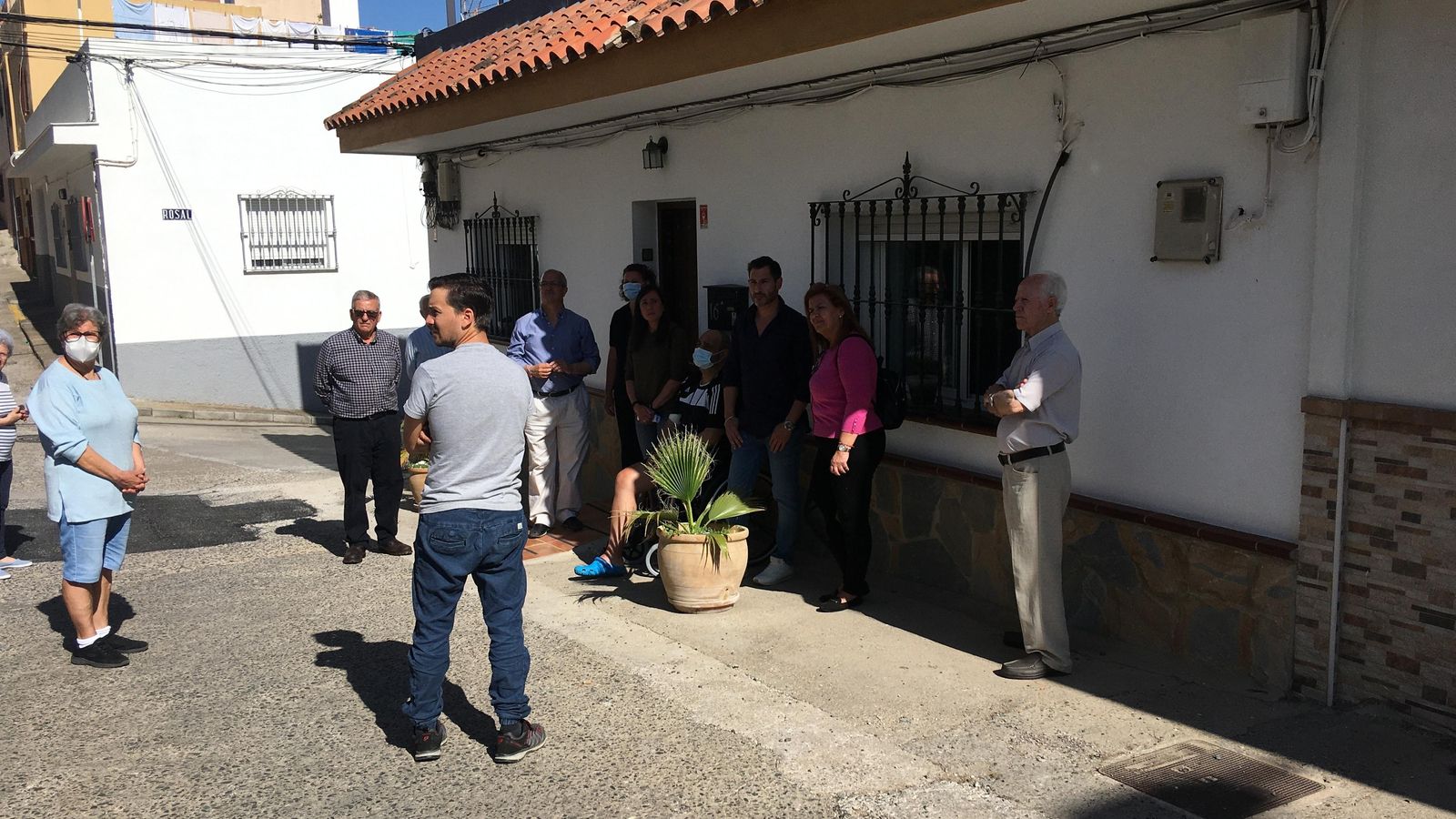 Vecinos en la calle Hortensia