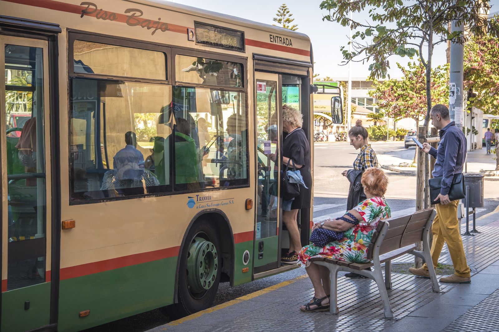 Un autobús urbano de Cádiz en la parada frente al muelle.