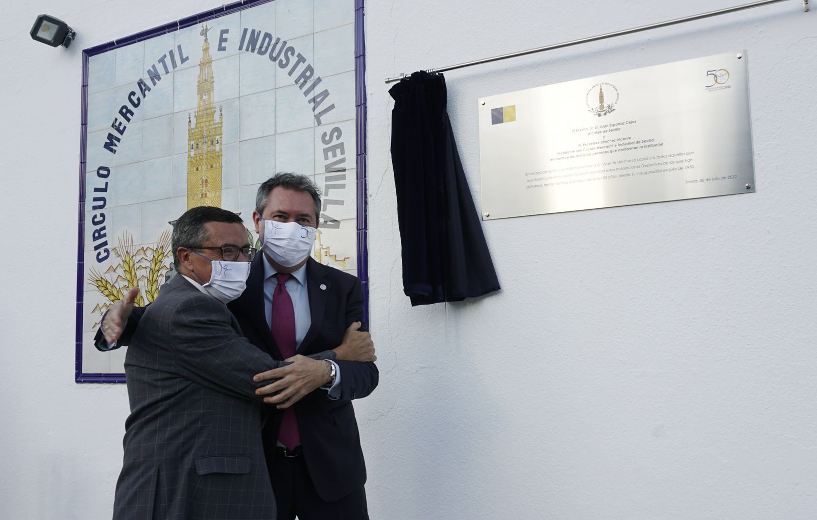 El presidente del Mercantil, Práxedes Sánchez; y el alcalde, Juan Espadas, tras descubrirse la placa.