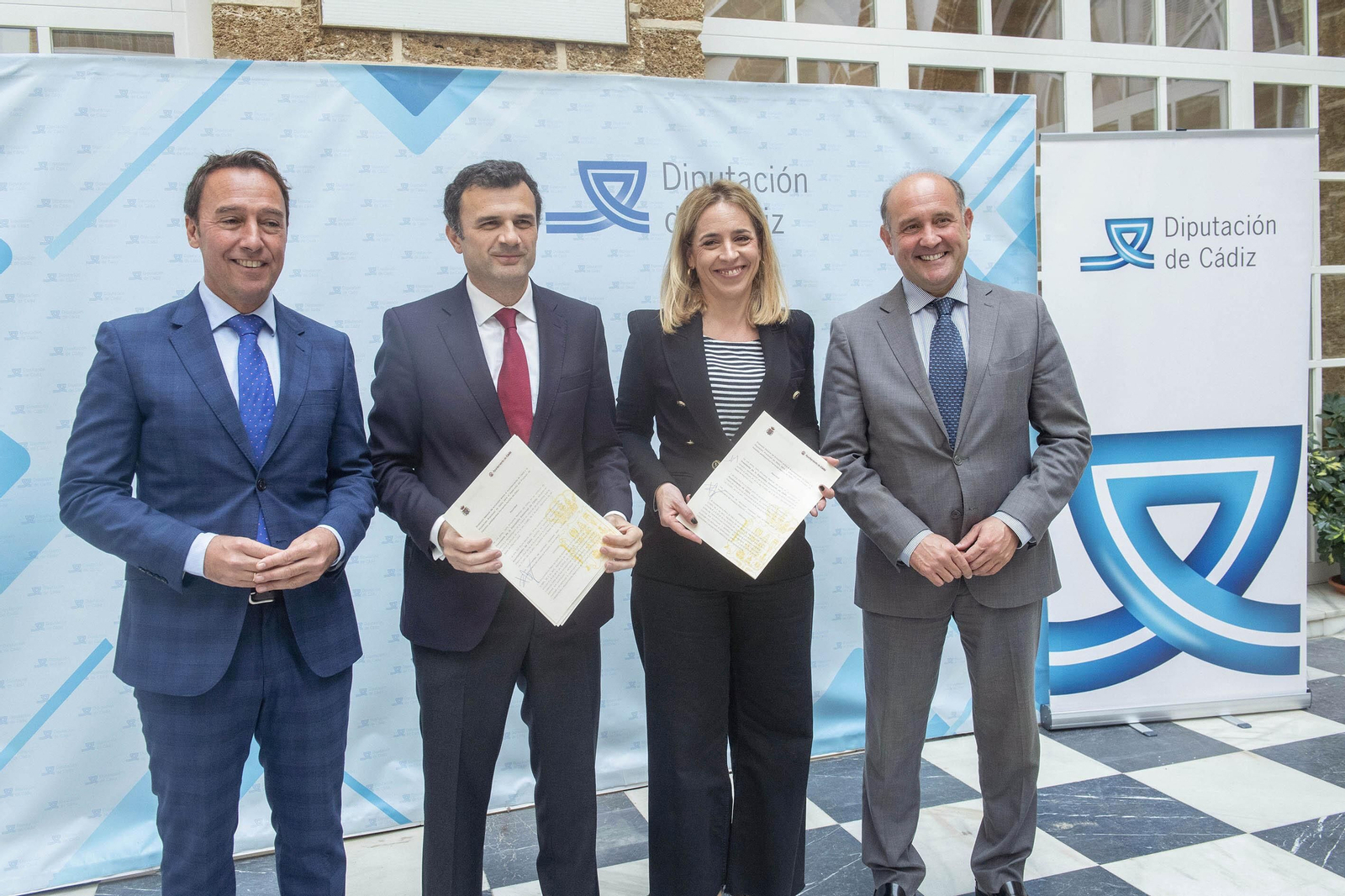 El alcalde de Cádiz y la presidenta de Diputación, en el centro, acompañados de José Manuel Cossi y Juancho Ortiz.